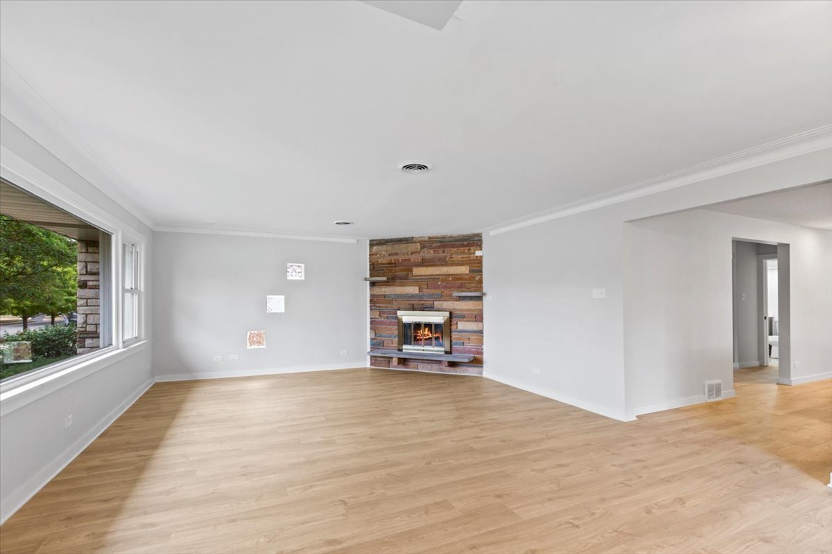 Evergreen Park, Illinois, 60805, United States, 5 Bedrooms Bedrooms, ,4 BathroomsBathrooms,Residential,For Sale,1972389