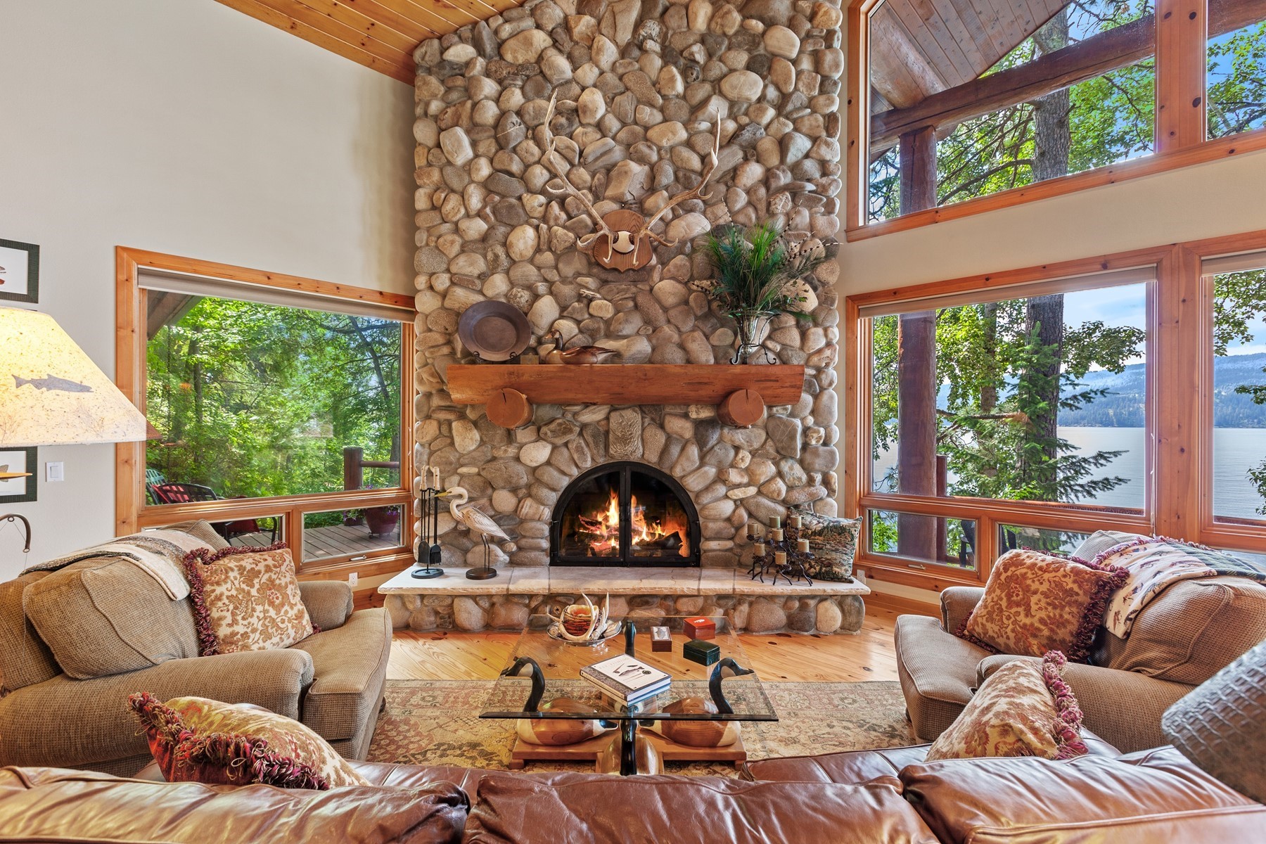  Spectacular Timber Framed Lakefront Living - 物件實景