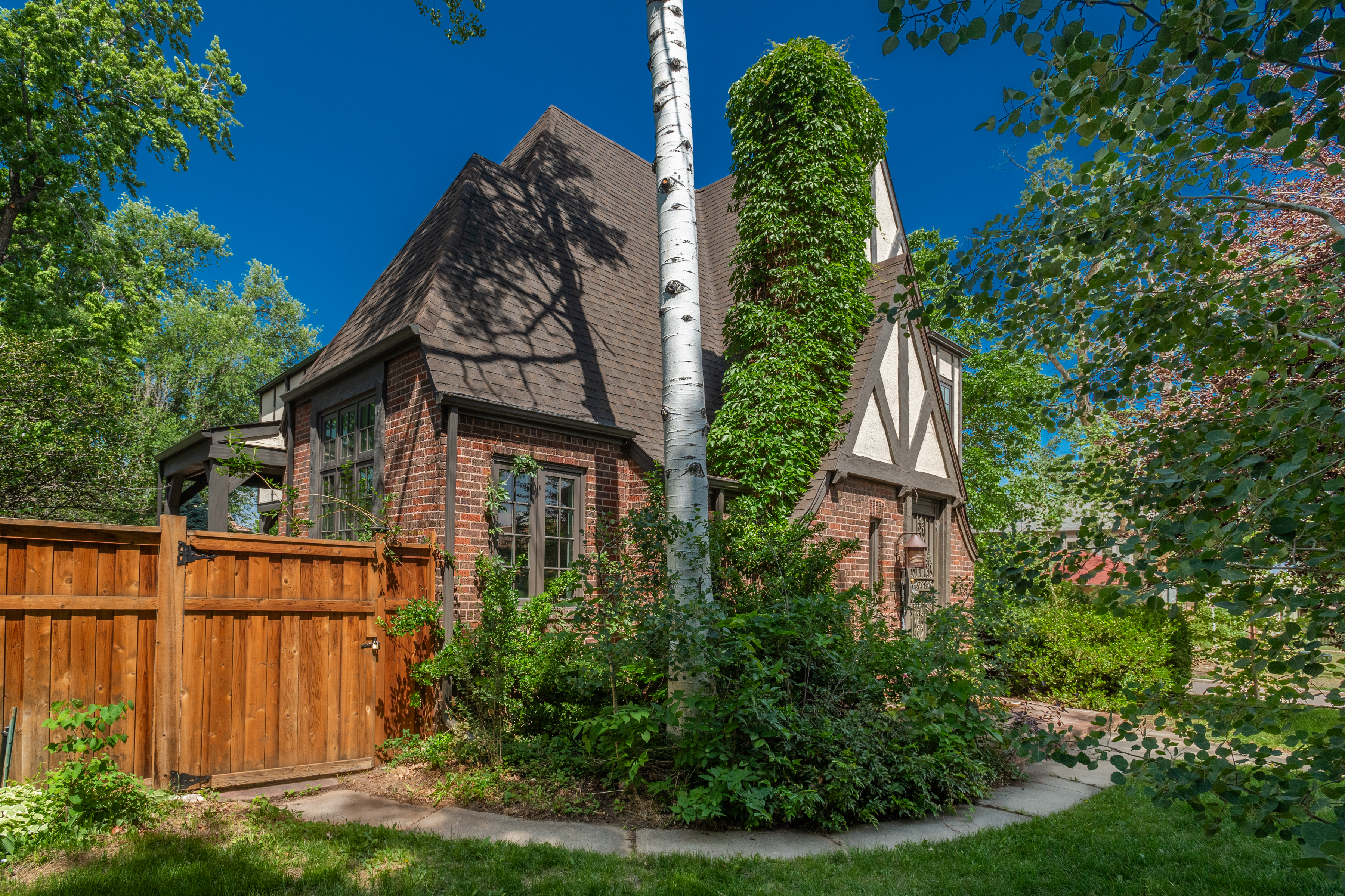  Recently renovated Hilltop Tudor is a must see - 物件實景