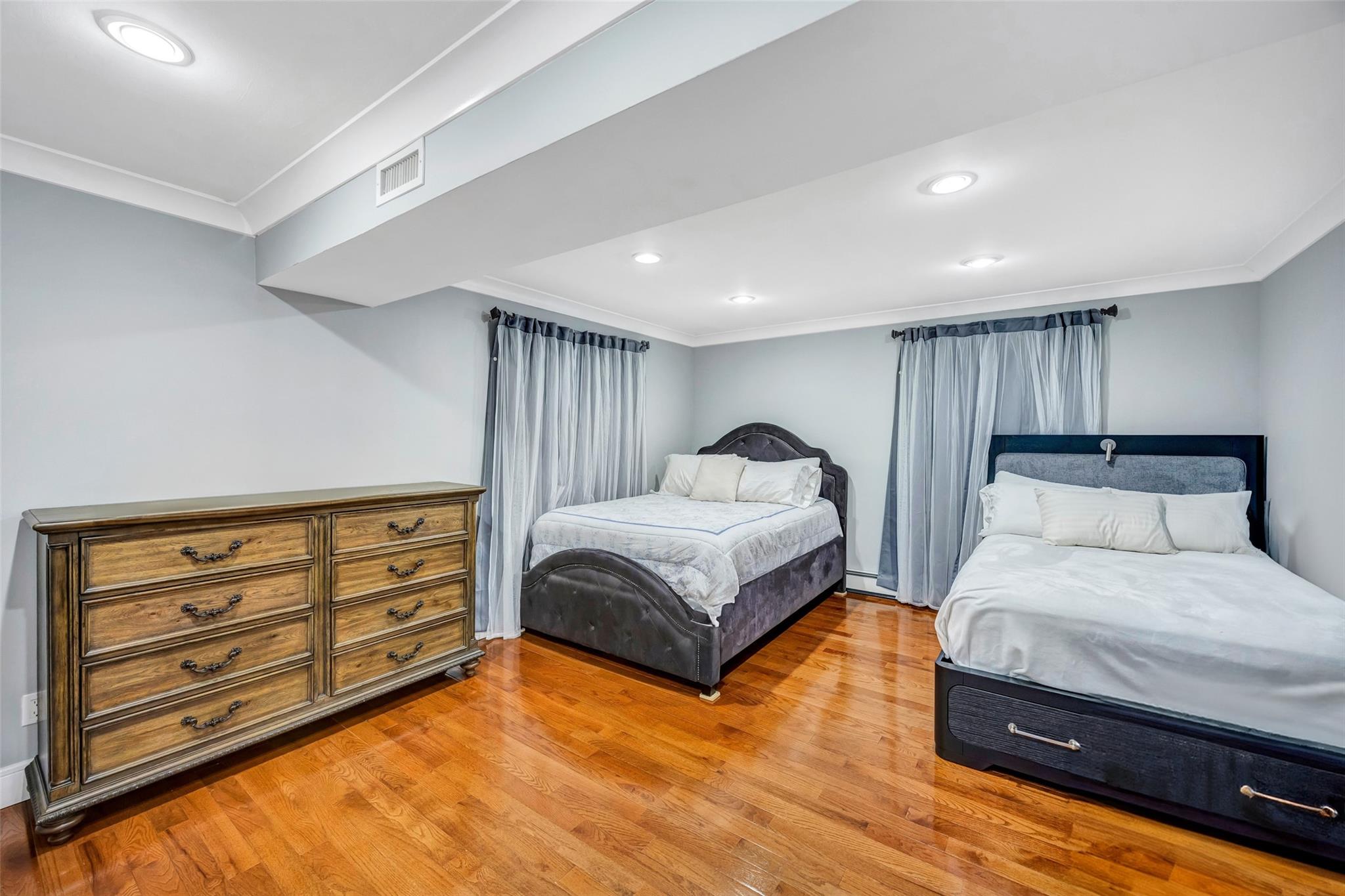 Lindenhurst, New York, 11757, United States, 5 Bedrooms Bedrooms, ,3 BathroomsBathrooms,Residential,For Sale,1707777