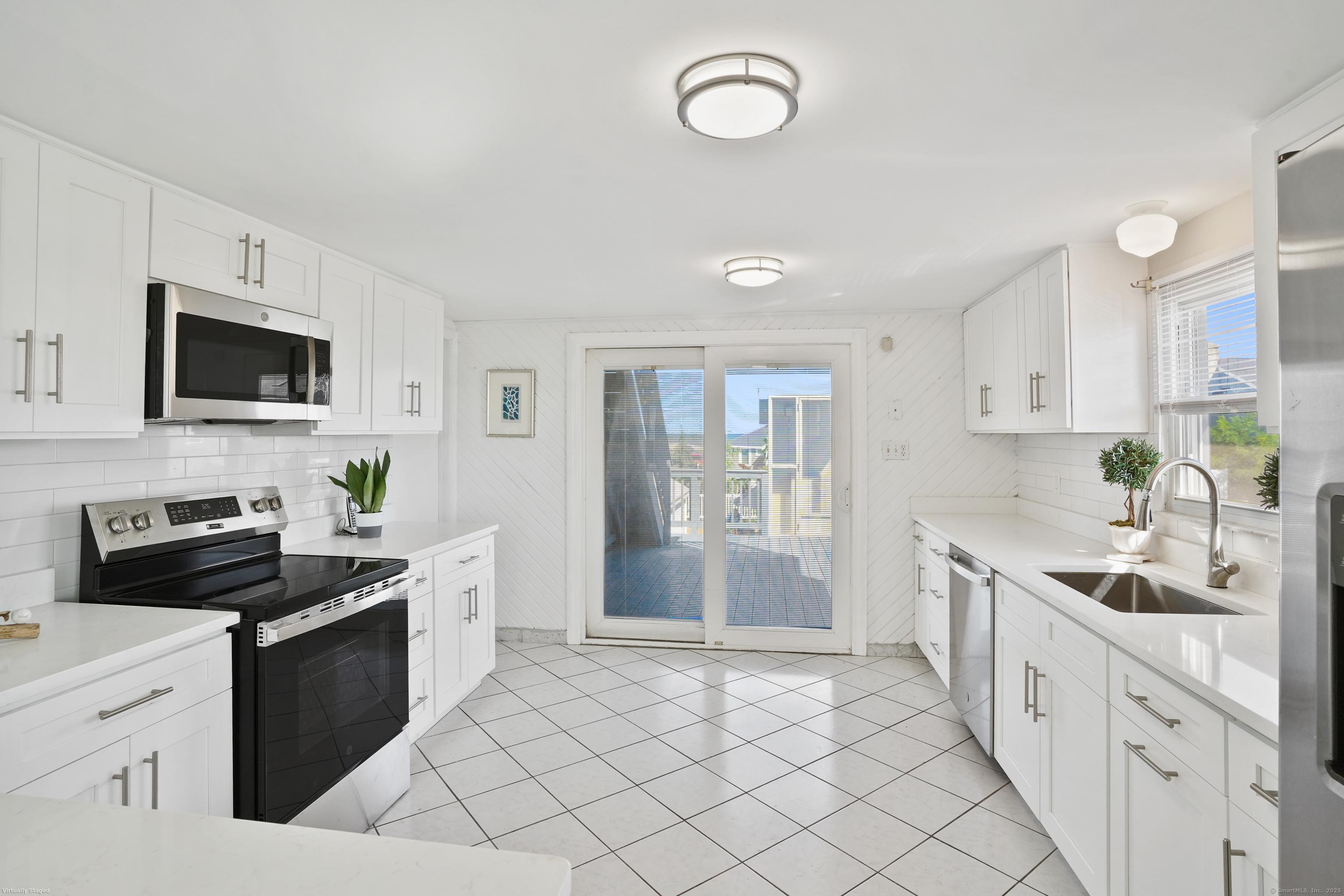 Stratford, Connecticut, 06615, United States, 3 Bedrooms Bedrooms, ,2 BathroomsBathrooms,Residential,For Sale,1940586