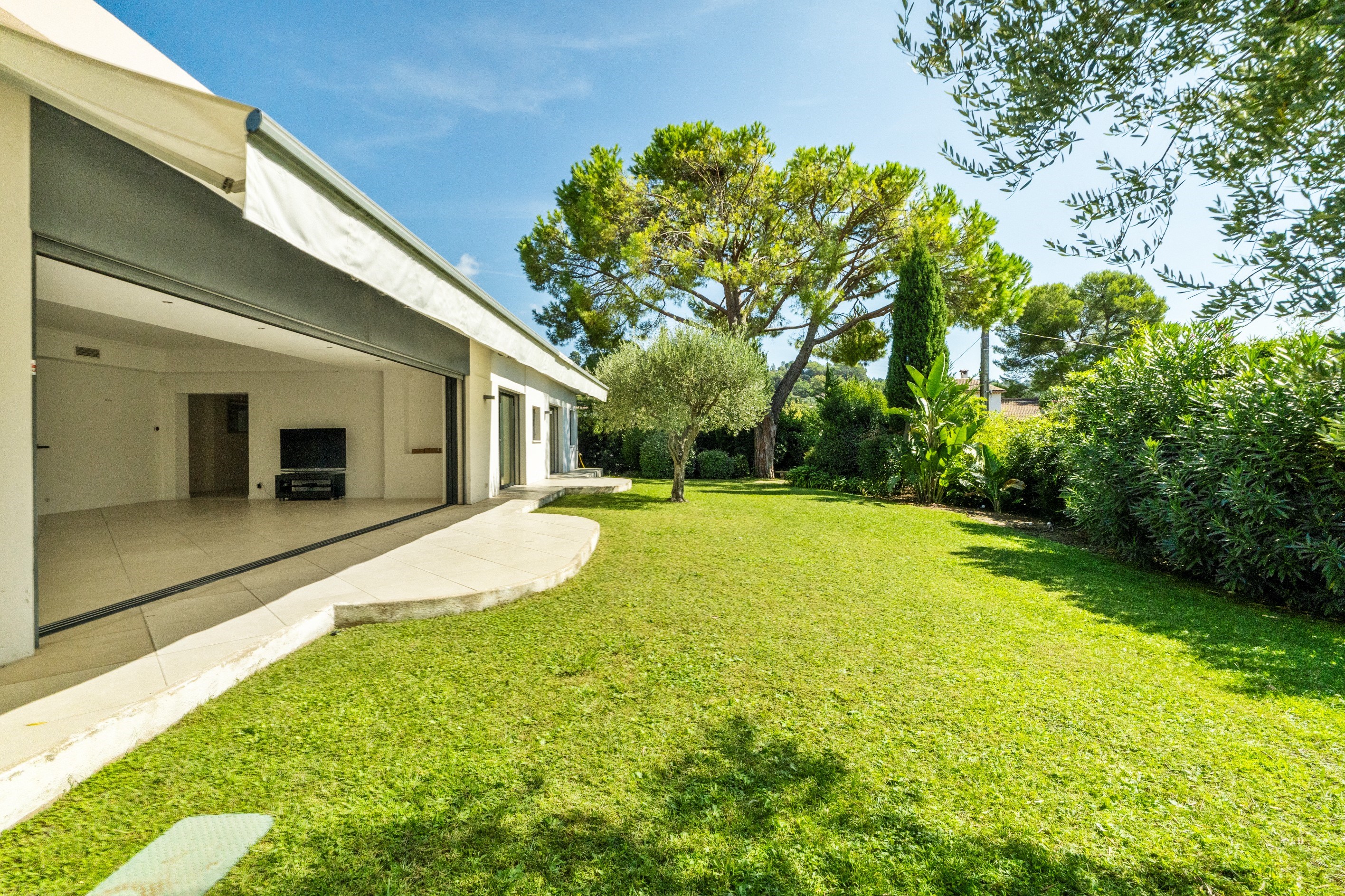 Contemporary single-storey villa with pool and pétanque court for sale in Mougi… - 物件實景