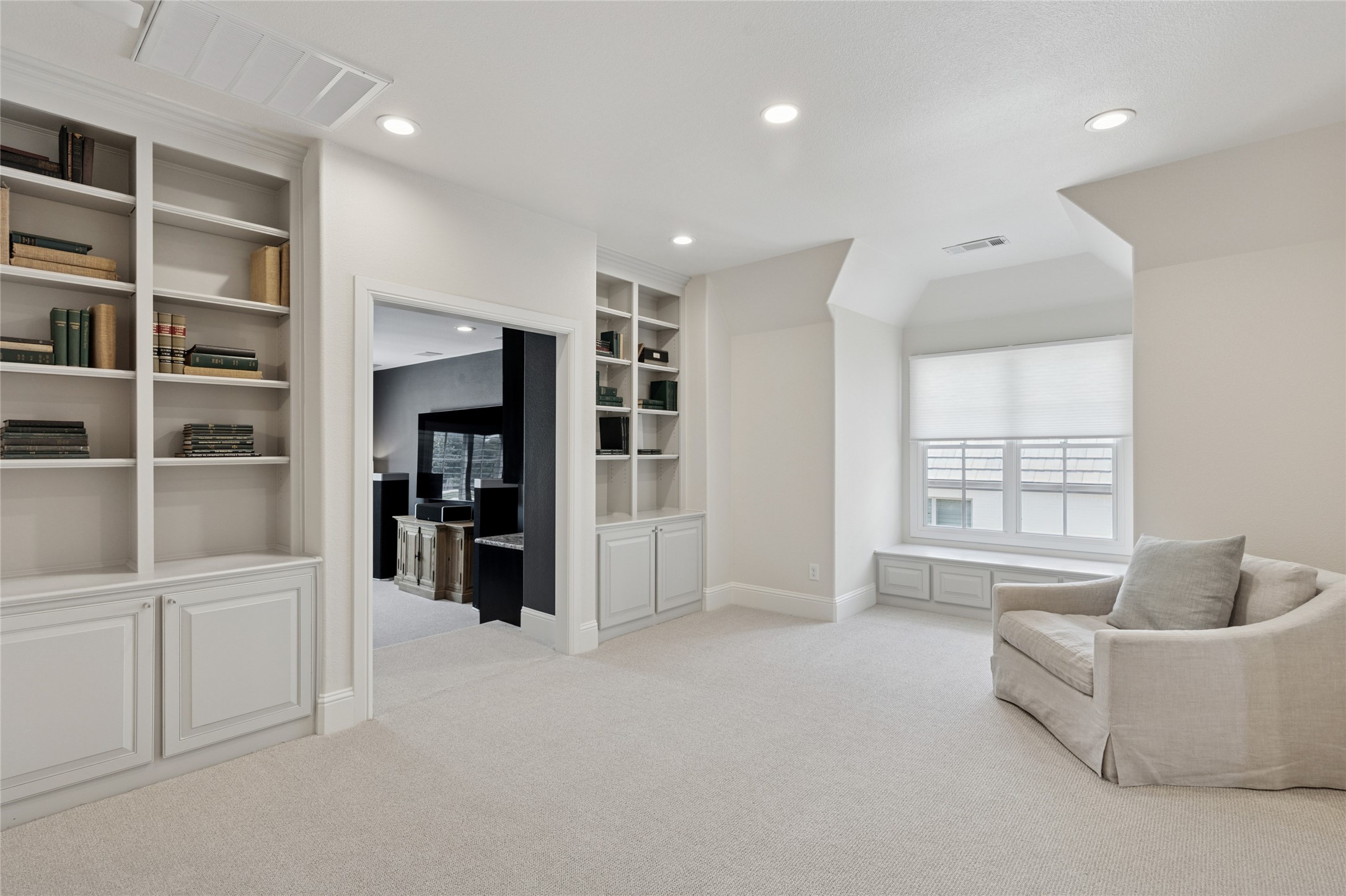 Benbrook, Texas, 76126, United States, 4 Bedrooms Bedrooms, ,5 BathroomsBathrooms,Residential,For Sale,1958044