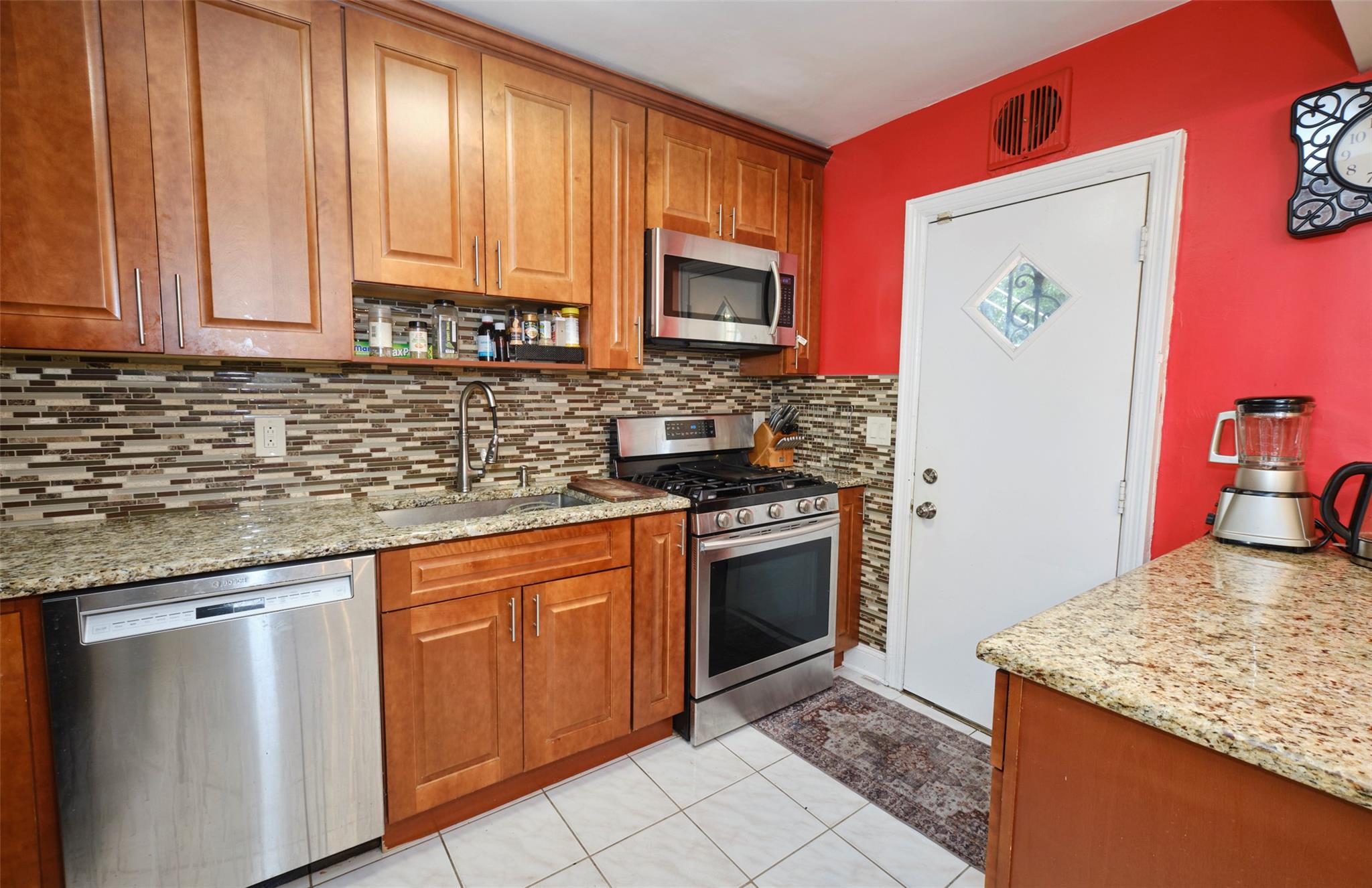 Bronx, New York, 10469, United States, 3 Bedrooms Bedrooms, ,3 BathroomsBathrooms,Residential,For Sale,1907076