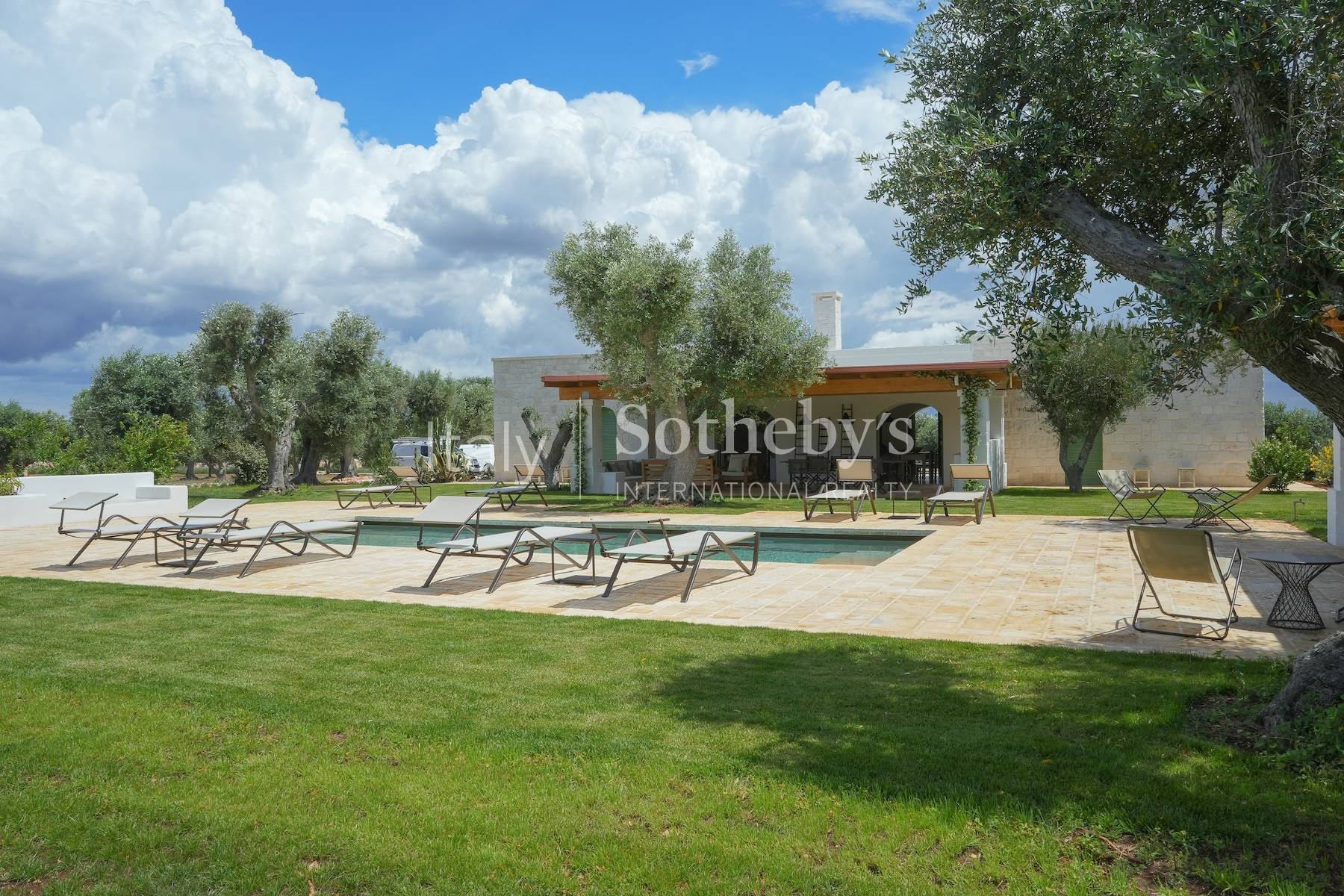  Exclusive estate among the olive trees in the Valle d