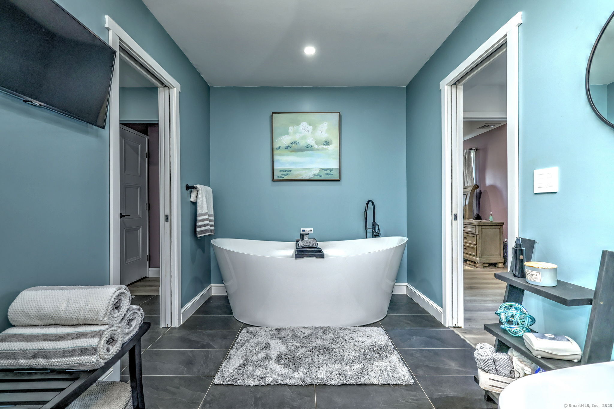Milford, Connecticut, 06460, United States, 4 Bedrooms Bedrooms, ,3 BathroomsBathrooms,Residential,For Sale,1939362