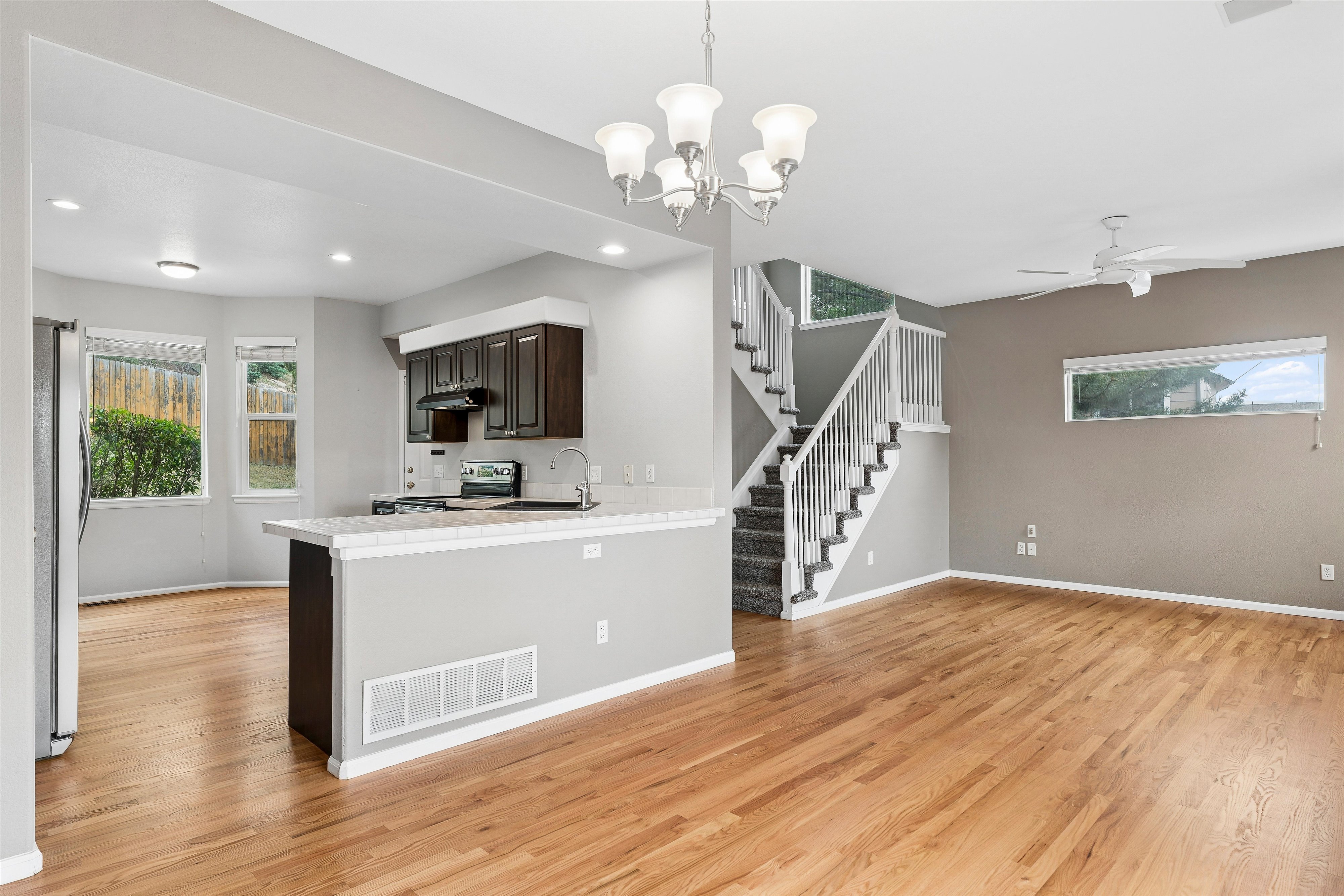 Beautifully maintained three-level townhome - 物件實景