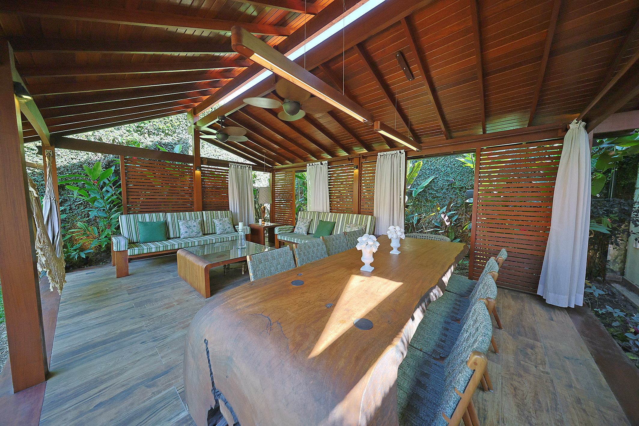  House with a pool and gourmet area in Condomínio Santa Helena - 物件實景