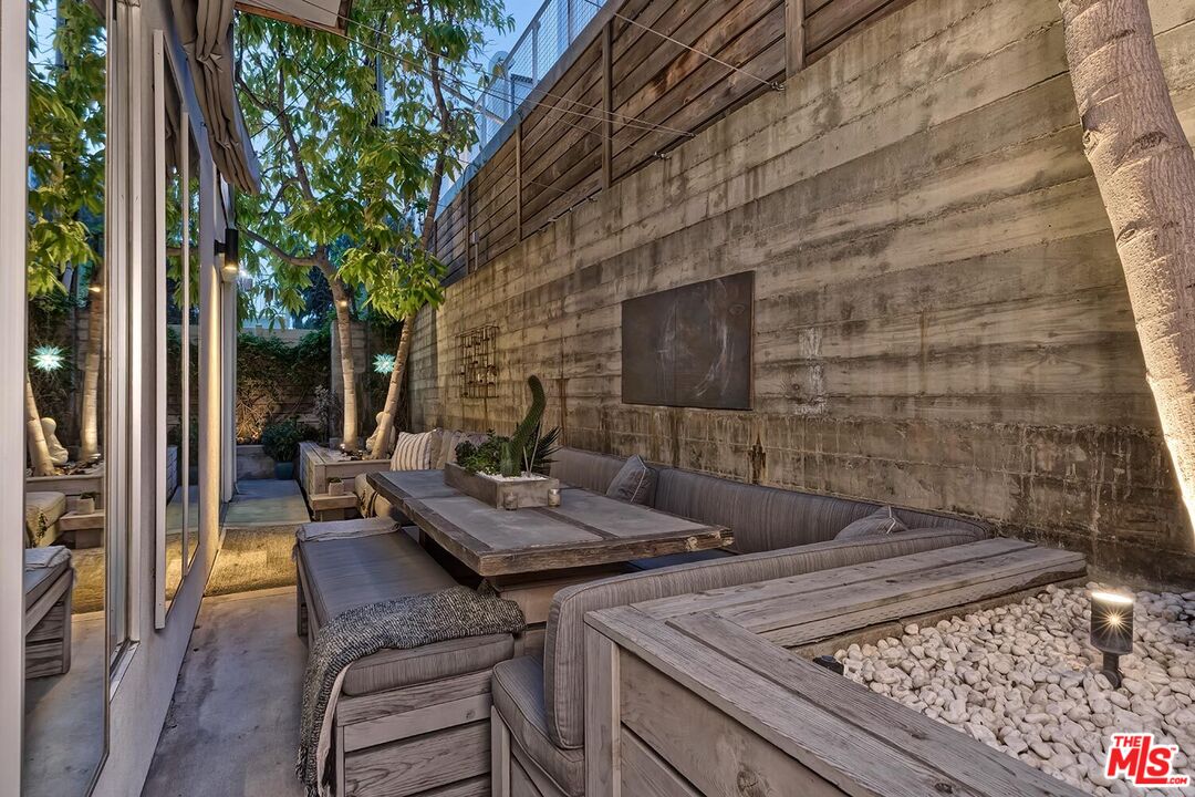 West Hollywood, California, 90069, United States, 2 Bedrooms Bedrooms, ,2 BathroomsBathrooms,Residential,For Sale,2000486