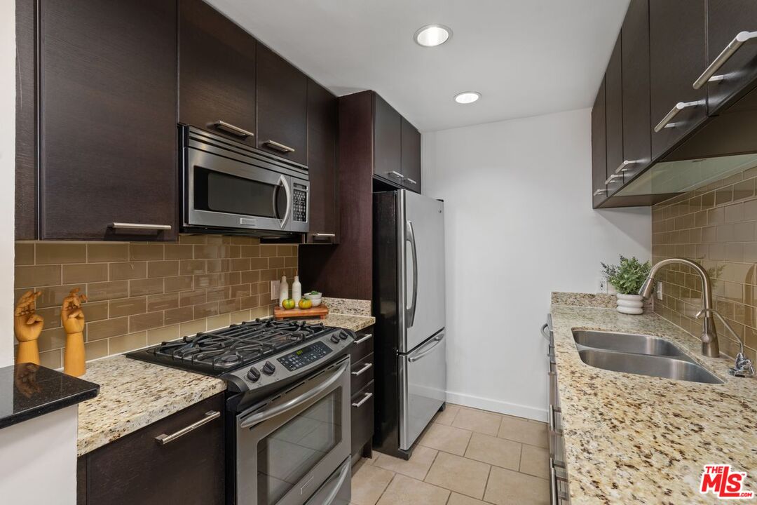 Los Angeles, California, 90004, United States, 2 Bedrooms Bedrooms, ,2 BathroomsBathrooms,Residential,For Sale,1885351