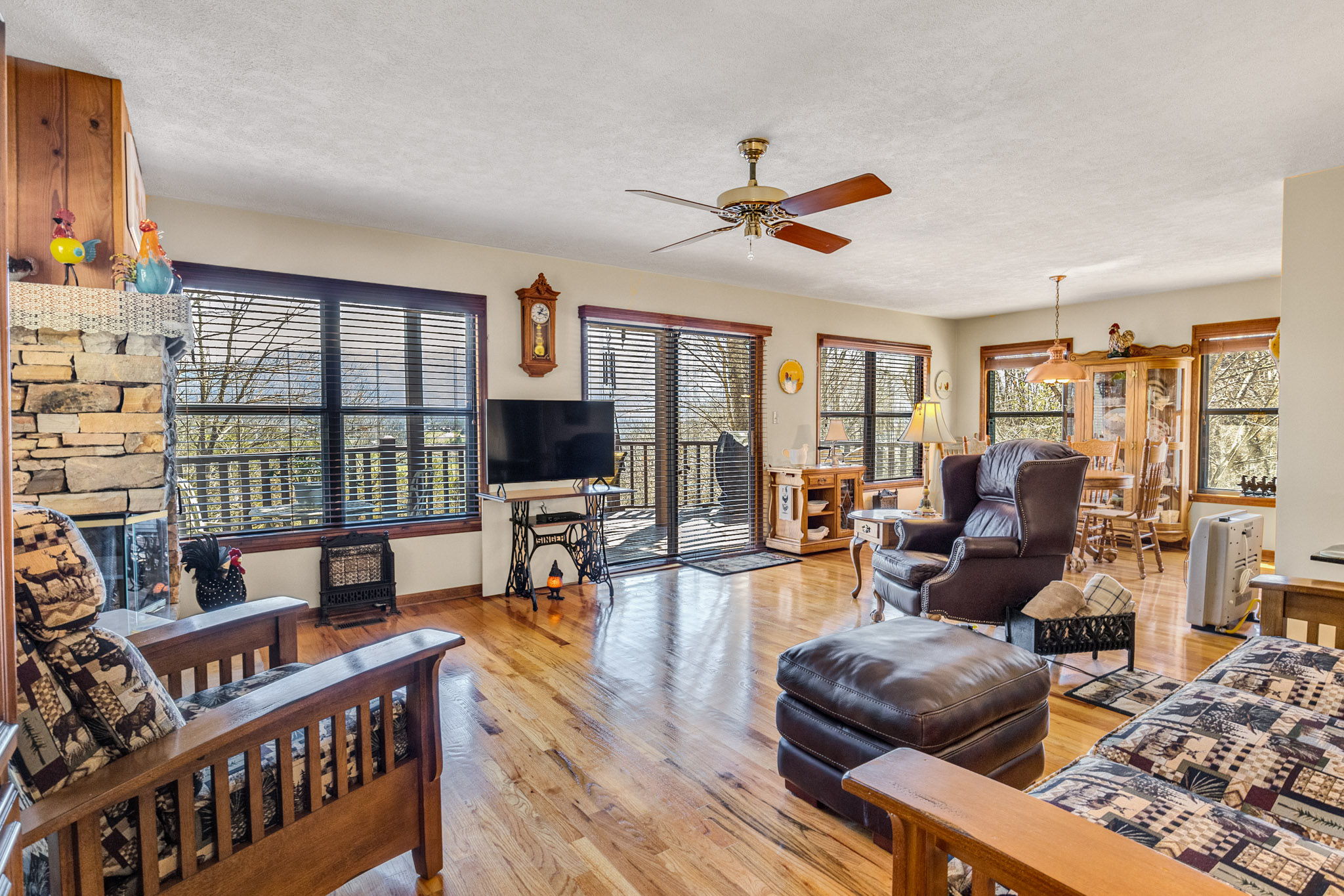 Sevierville, Tennessee, 37862, United States, 2 Bedrooms Bedrooms, ,3 BathroomsBathrooms,Residential,For Sale,1977968