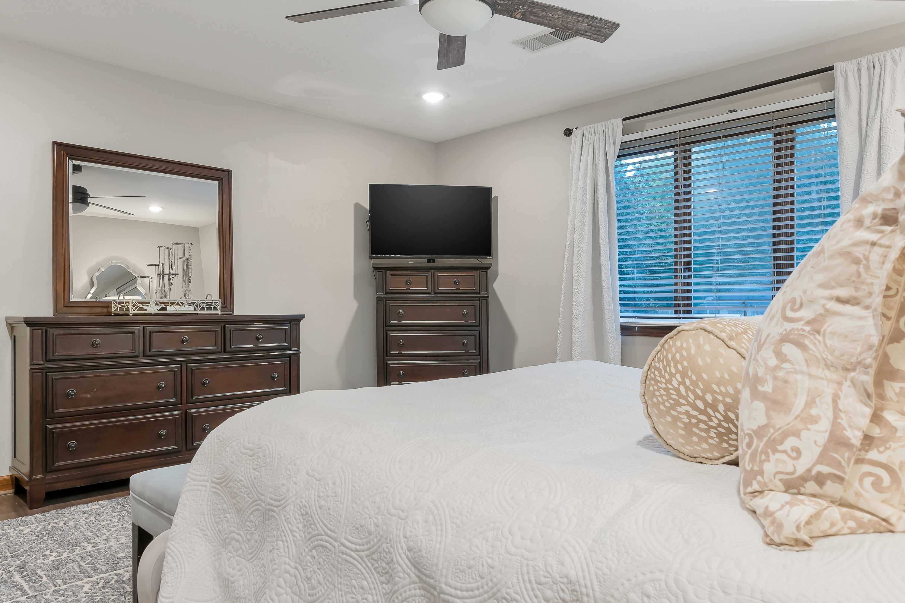 Jonesboro, Arkansas, 72401, United States, 4 Bedrooms Bedrooms, ,4 BathroomsBathrooms,Residential,For Sale,1961843