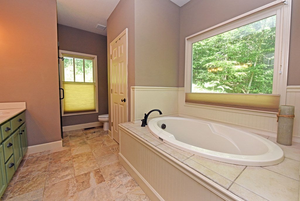Hiawassee, Georgia, 30546, United States, 3 Bedrooms Bedrooms, ,4 BathroomsBathrooms,Residential,For Sale,1877027