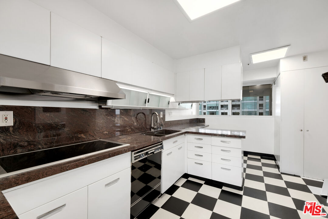 Los Angeles, California, 90024, United States, 2 Bedrooms Bedrooms, ,3 BathroomsBathrooms,Residential,For Sale,1817852