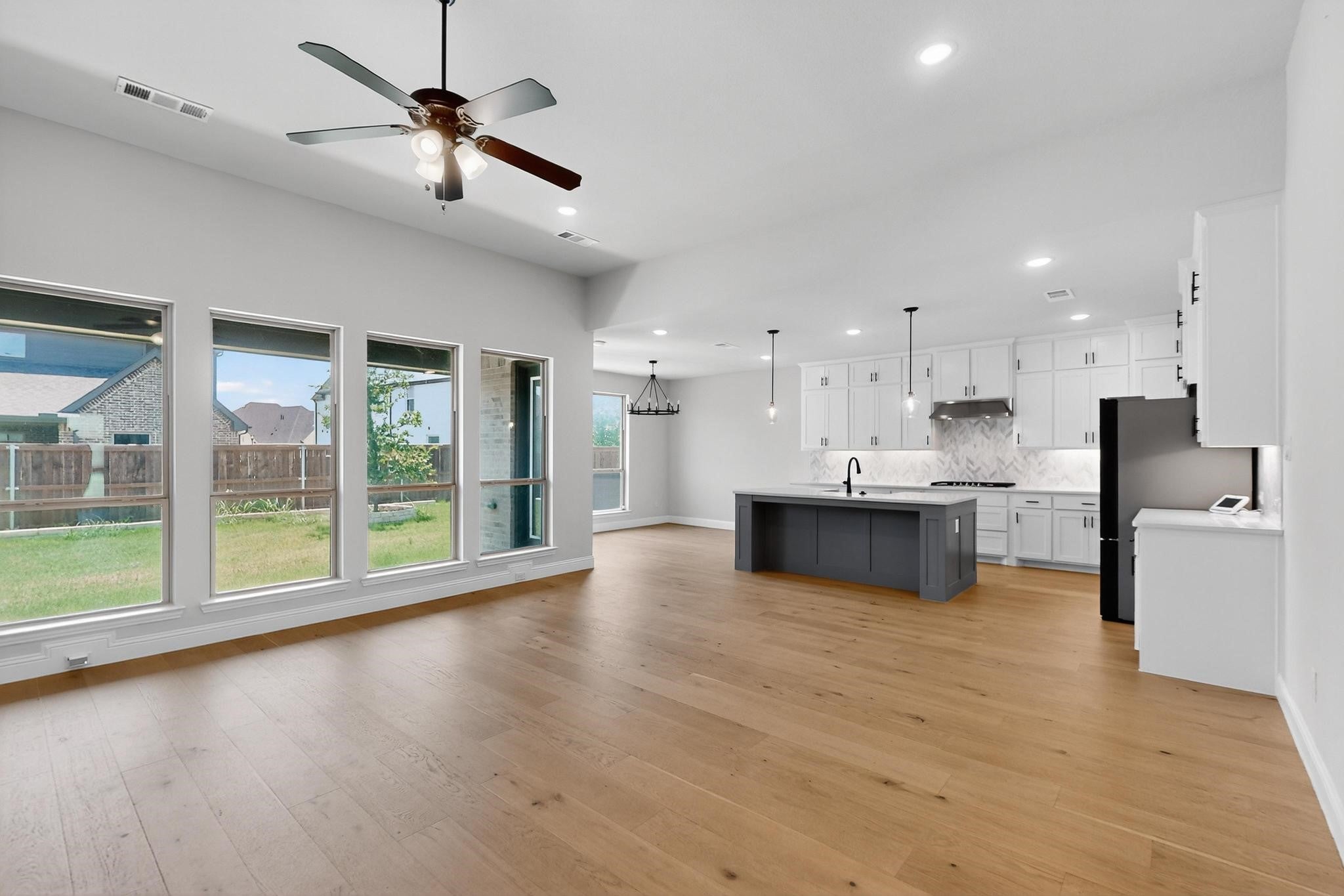 Mansfield, Texas, 76063, United States, 4 Bedrooms Bedrooms, ,4 BathroomsBathrooms,Residential,For Sale,1992597