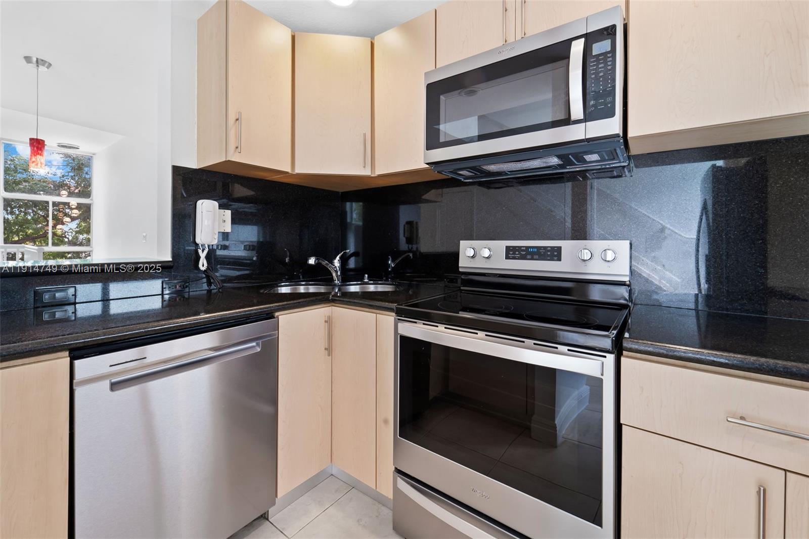 Miami Beach, Florida, 33141, United States, 2 Bedrooms Bedrooms, ,3 BathroomsBathrooms,Residential,For Sale,1993414