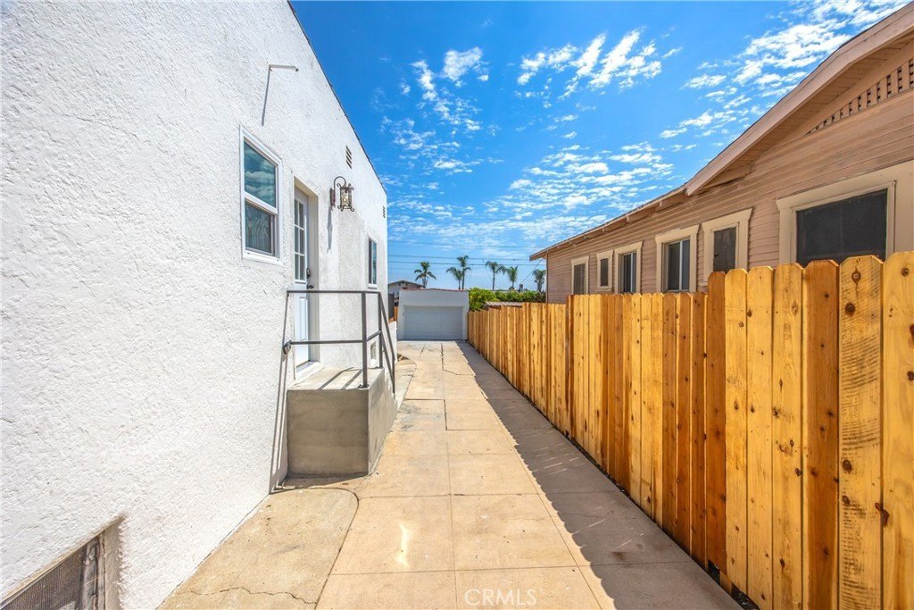 Los Angeles, California, 90043, United States, 3 Bedrooms Bedrooms, ,2 BathroomsBathrooms,Residential,For Sale,1986157