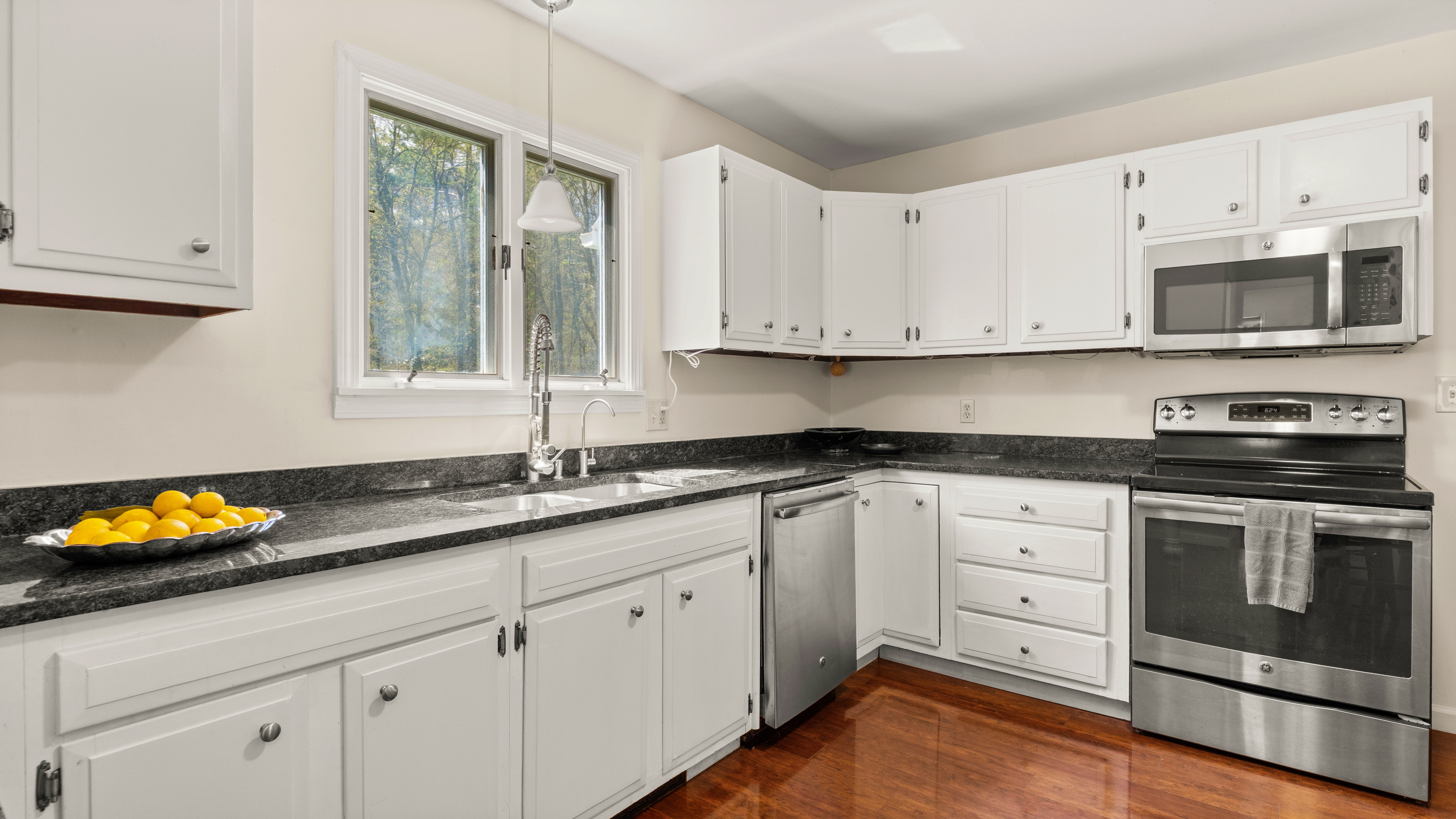  Idyllic Country Living: Sweet Cape on 2 Acres with Berkshire Proximity - 物件實景