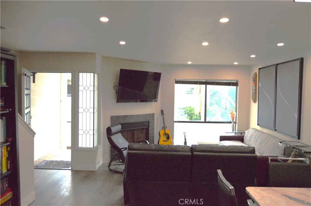 Los Angeles, California, 90025, United States, 2 Bedrooms Bedrooms, ,3 BathroomsBathrooms,Residential,For Sale,1900779