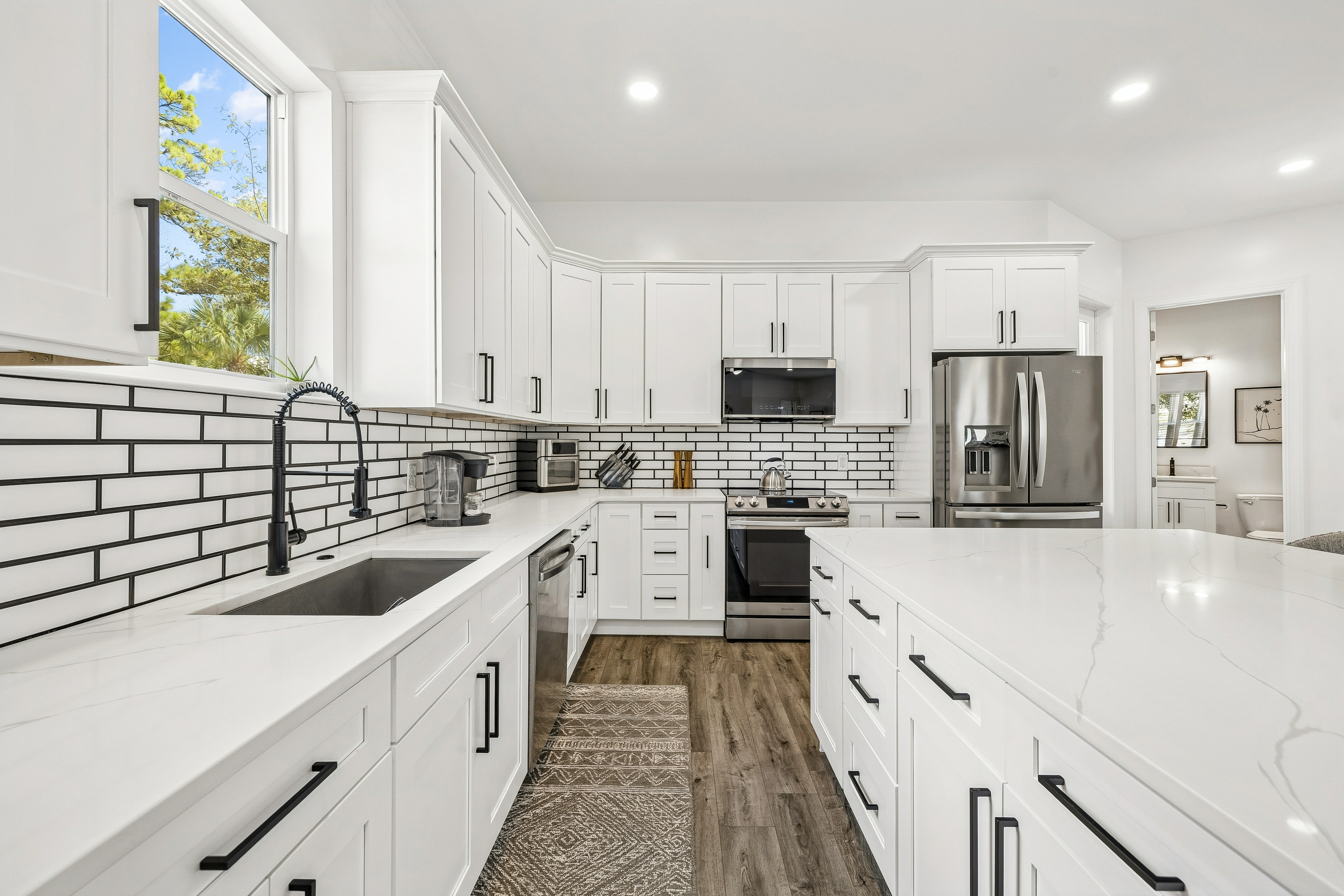  Spacious Newer-Build Home With Wraparound Porch On Gated Community Corner Lot - 物件實景