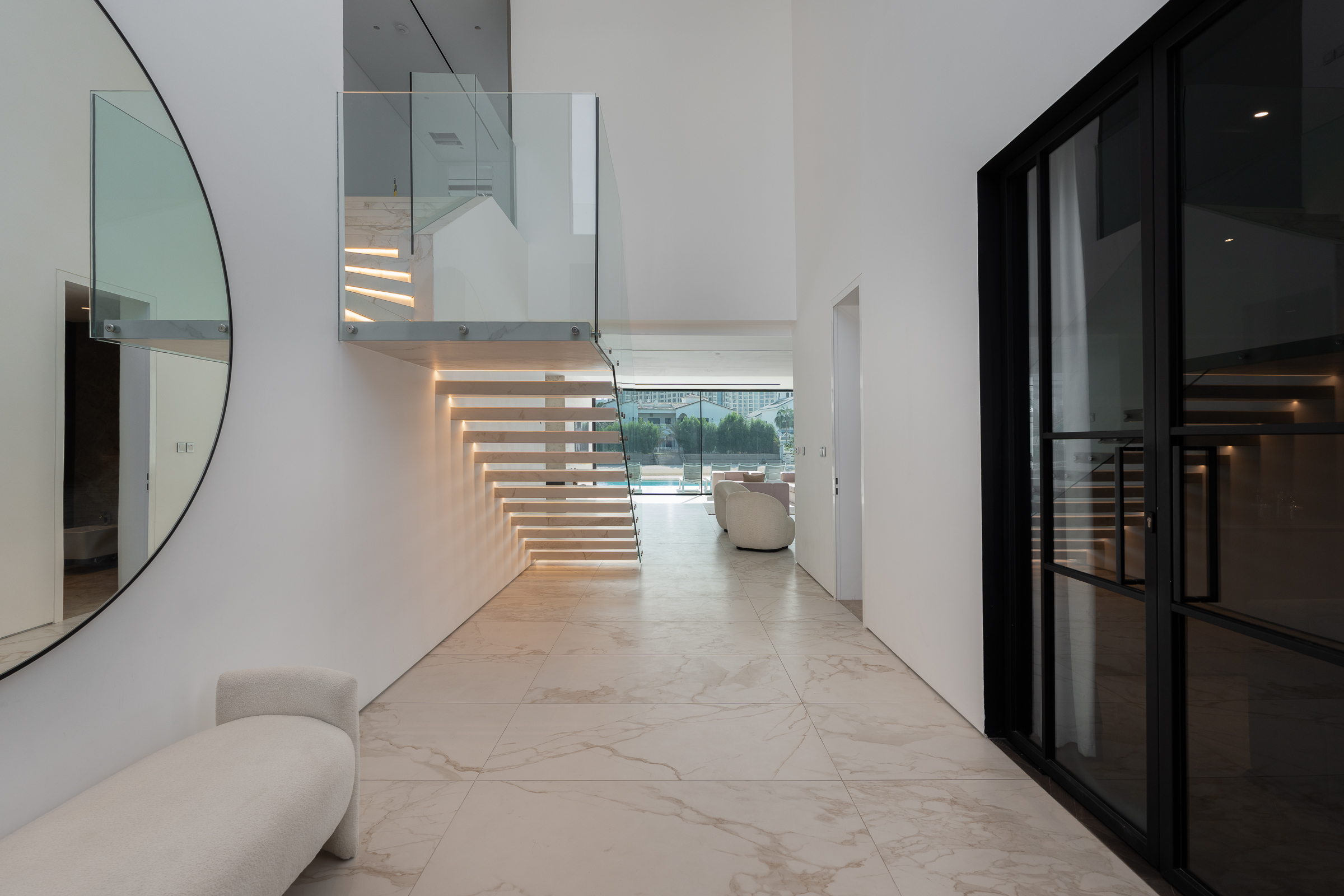  Upgraded Atrium Entry with Skyline View - 物件實景