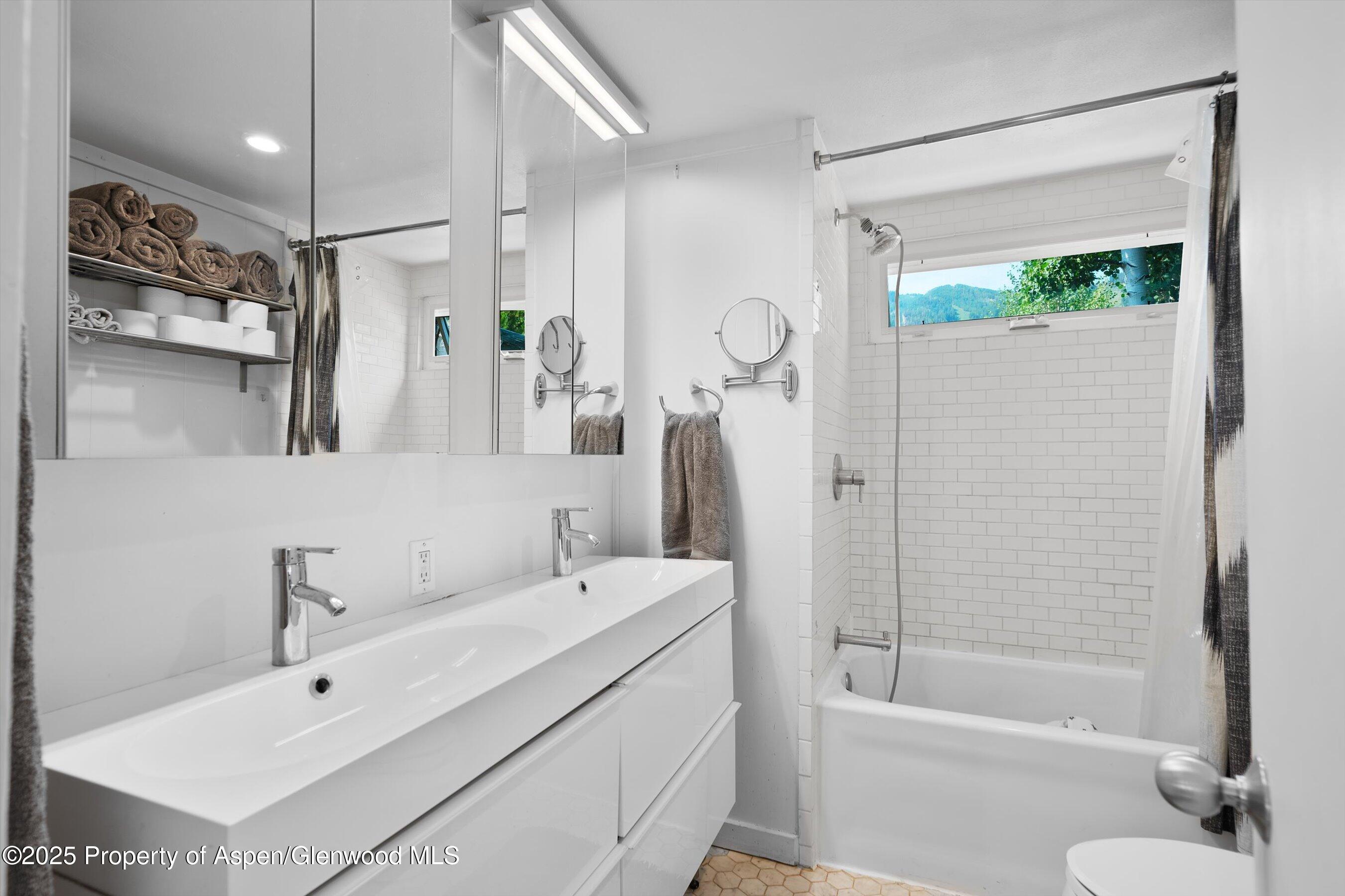 Aspen, Colorado, 81611, United States, 2 Bedrooms Bedrooms, ,1 BathroomBathrooms,Residential,For Sale,1927391