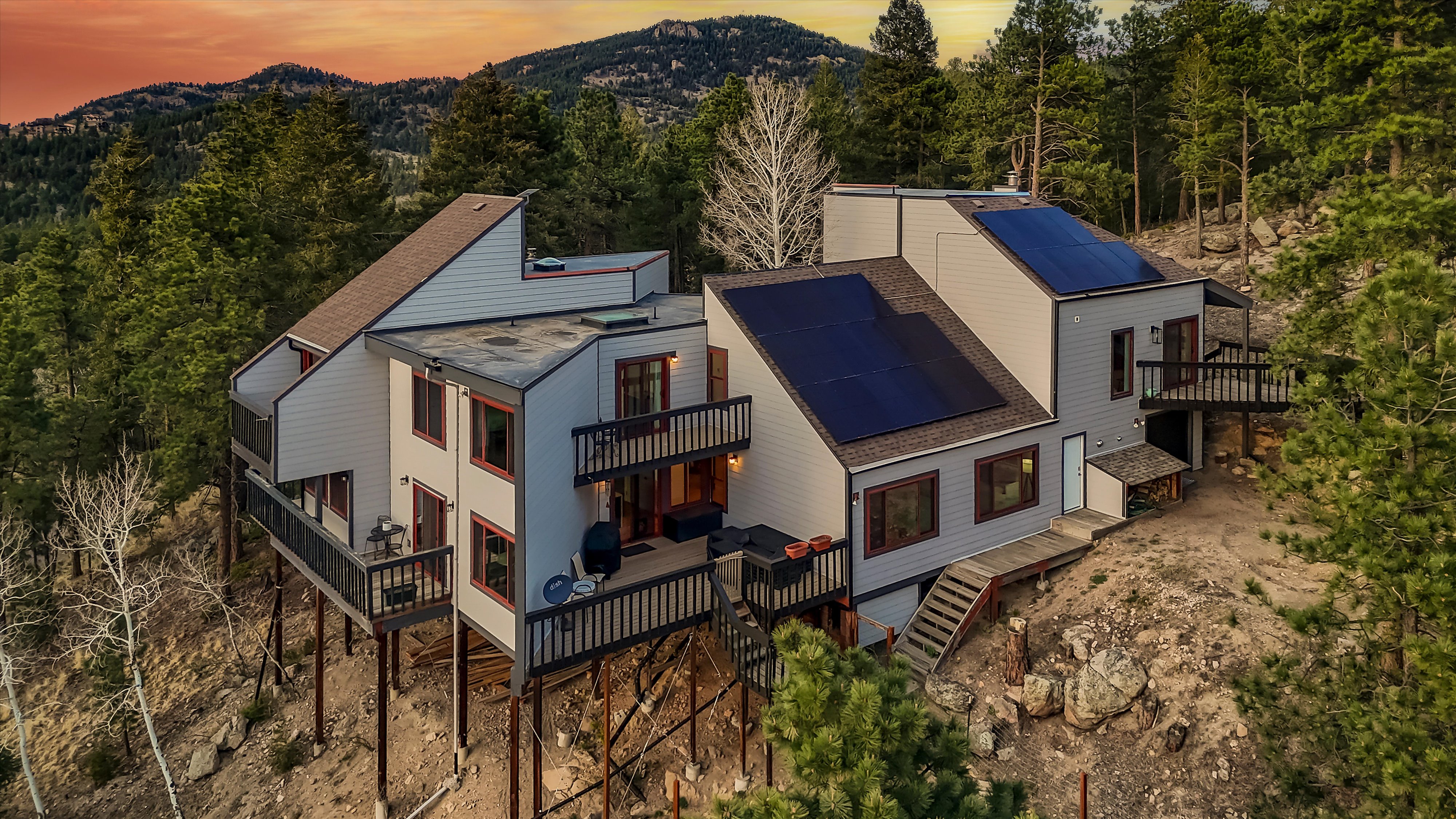  Experience Refined Mid-Century Inspired Mountain Living on 3.37 Acres - 物件實景