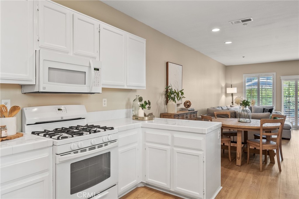 Aliso Viejo, California, 92656, United States, 2 Bedrooms Bedrooms, ,3 BathroomsBathrooms,Residential,For Sale,1989024