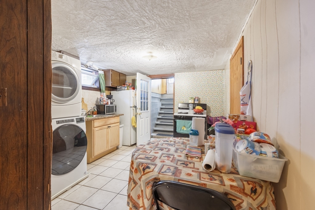 Waltham, Massachusetts, 02451, United States, 3 Bedrooms Bedrooms, ,2 BathroomsBathrooms,Residential,For Sale,1894263