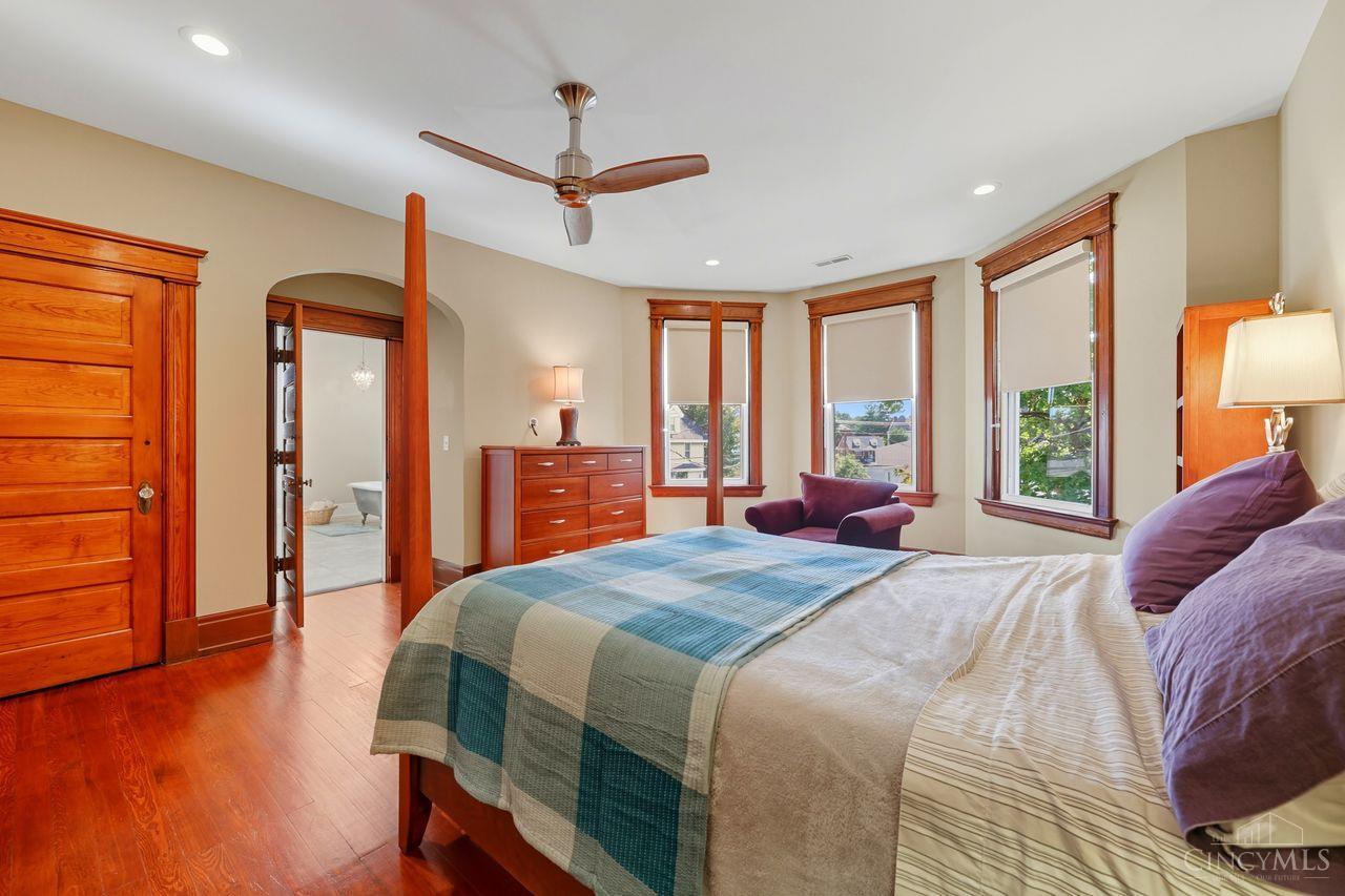 Norwood, Ohio, 45212, United States, 5 Bedrooms Bedrooms, ,5 BathroomsBathrooms,Residential,For Sale,1948609