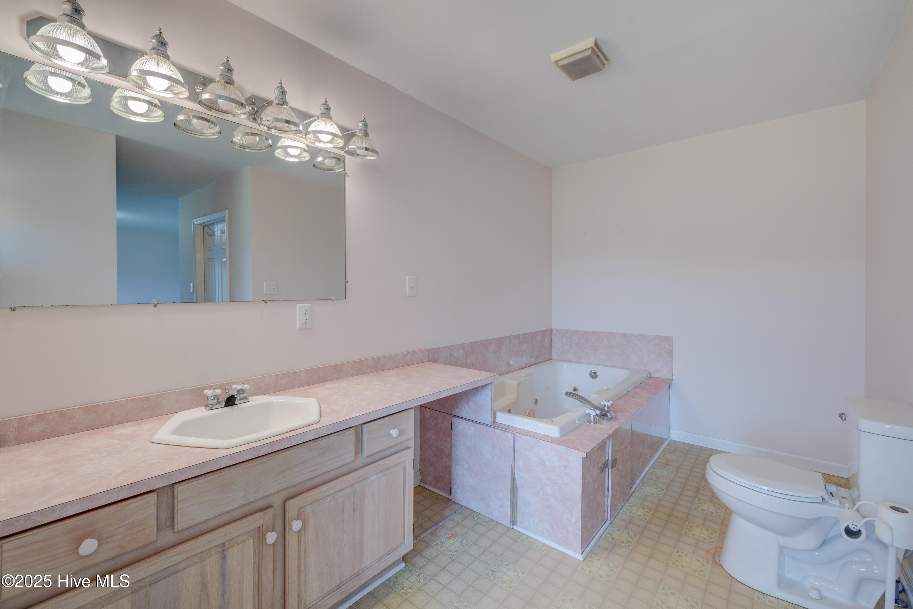 Burgaw, North Carolina, 28425, United States, 4 Bedrooms Bedrooms, ,4 BathroomsBathrooms,Residential,For Sale,1818380