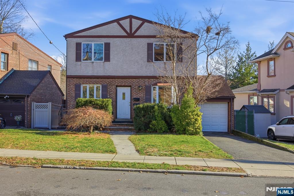 Fort Lee, New Jersey, 07024, United States, 4 Bedrooms Bedrooms, ,3 BathroomsBathrooms,Residential,For Sale,2003109