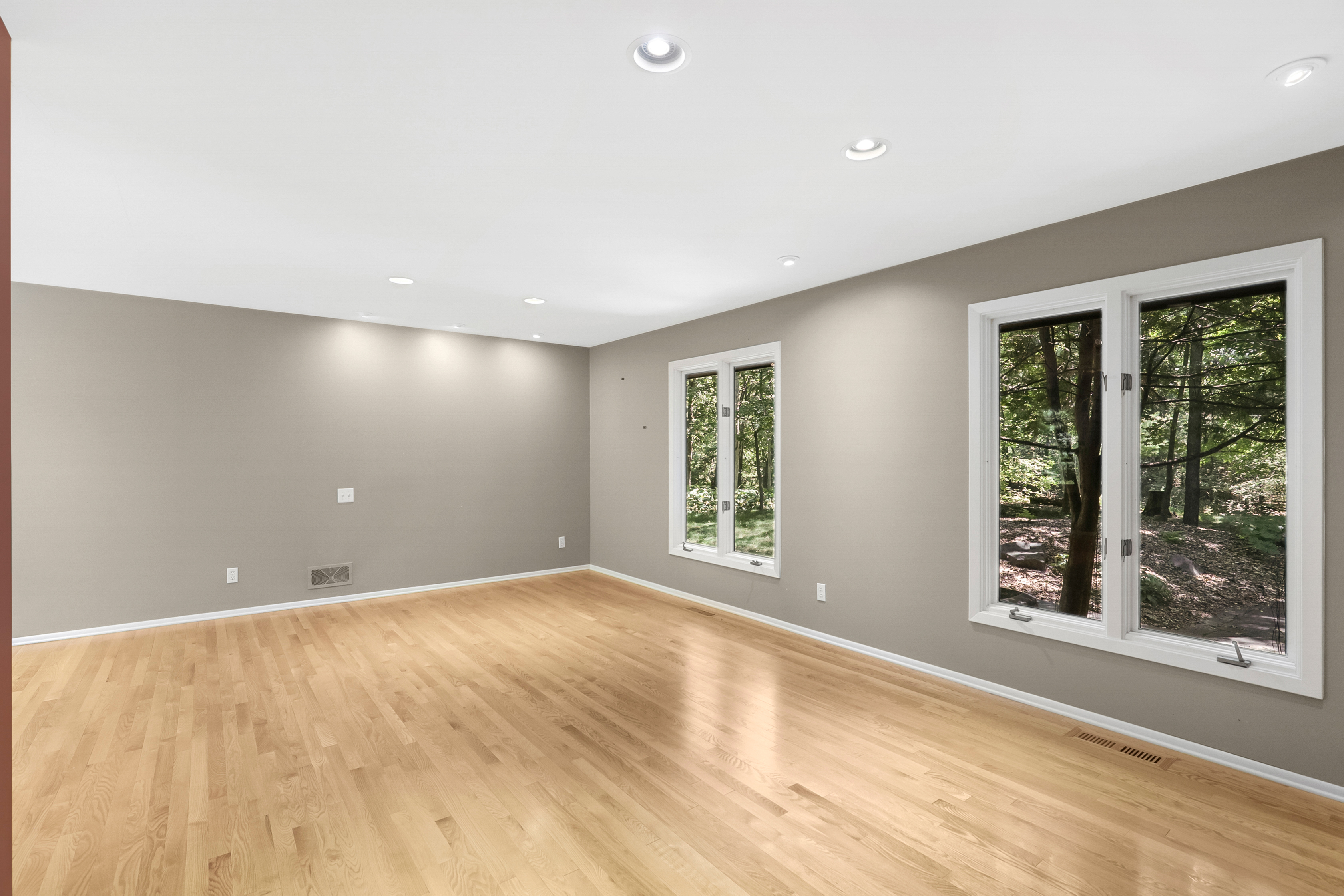  Secluded Wooded Retreat with Beautifully Updated Interiors - 物件實景