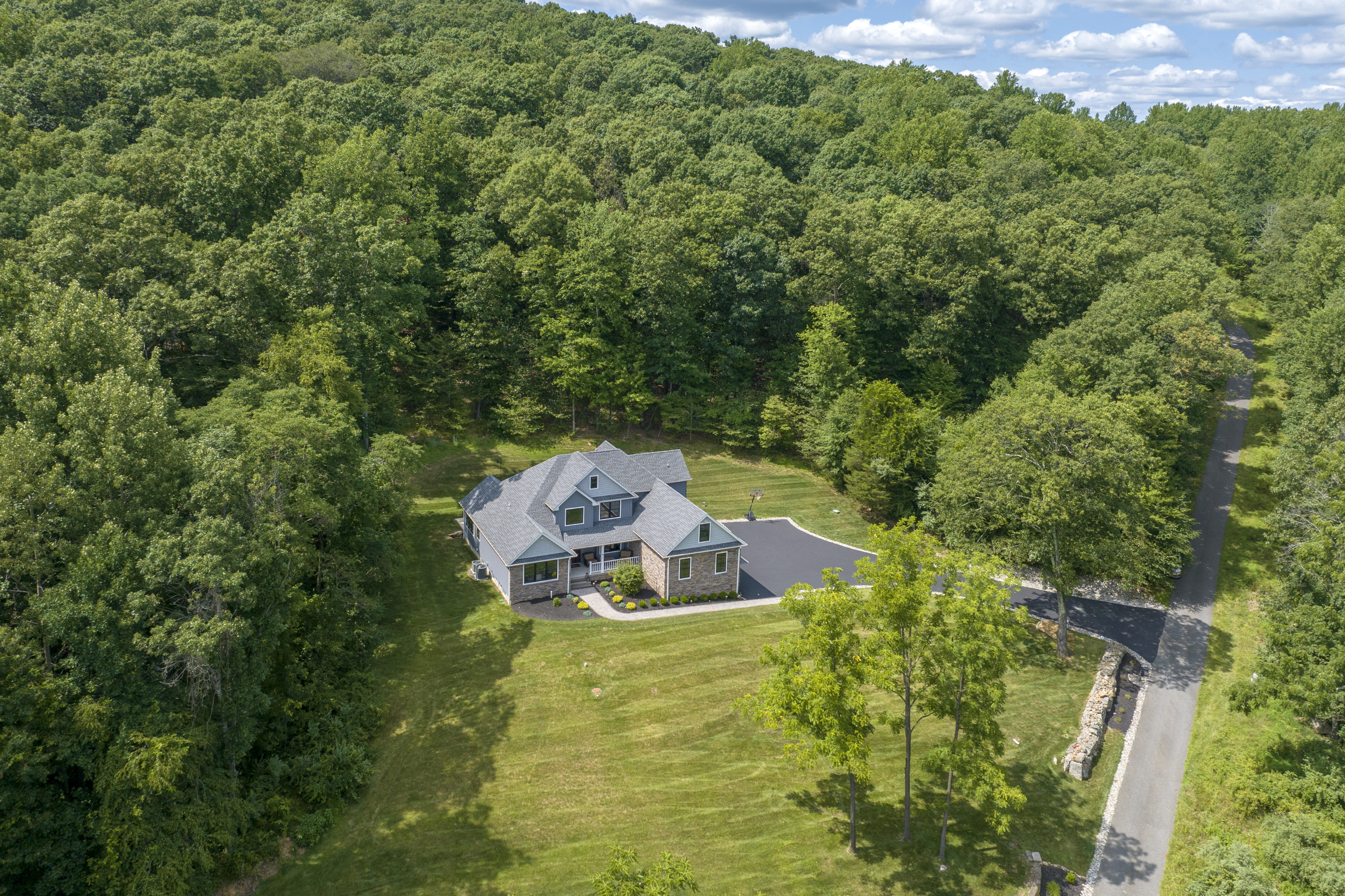  Custom Built Home Blends Classic Elegance with Modern Amenities - 物件實景