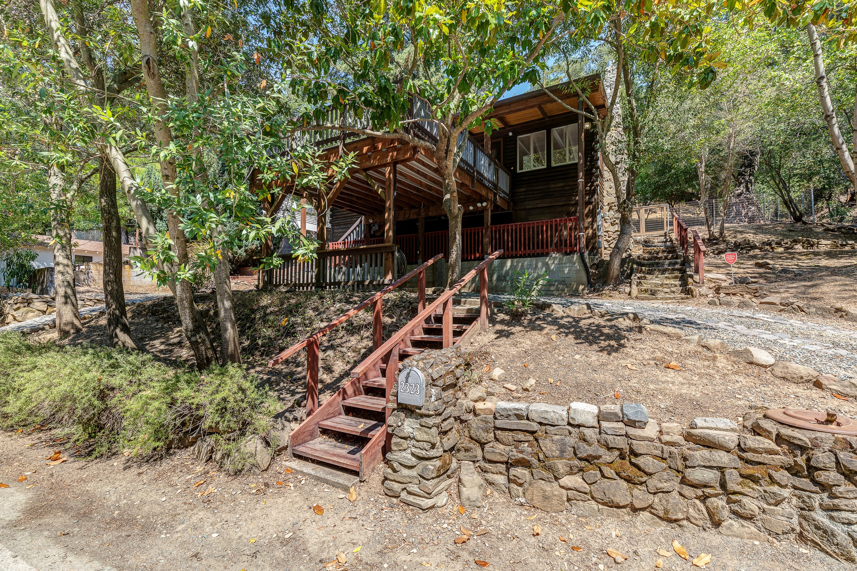  Hillside Haven with Panoramic Views and Modern Upgrades - 物件實景