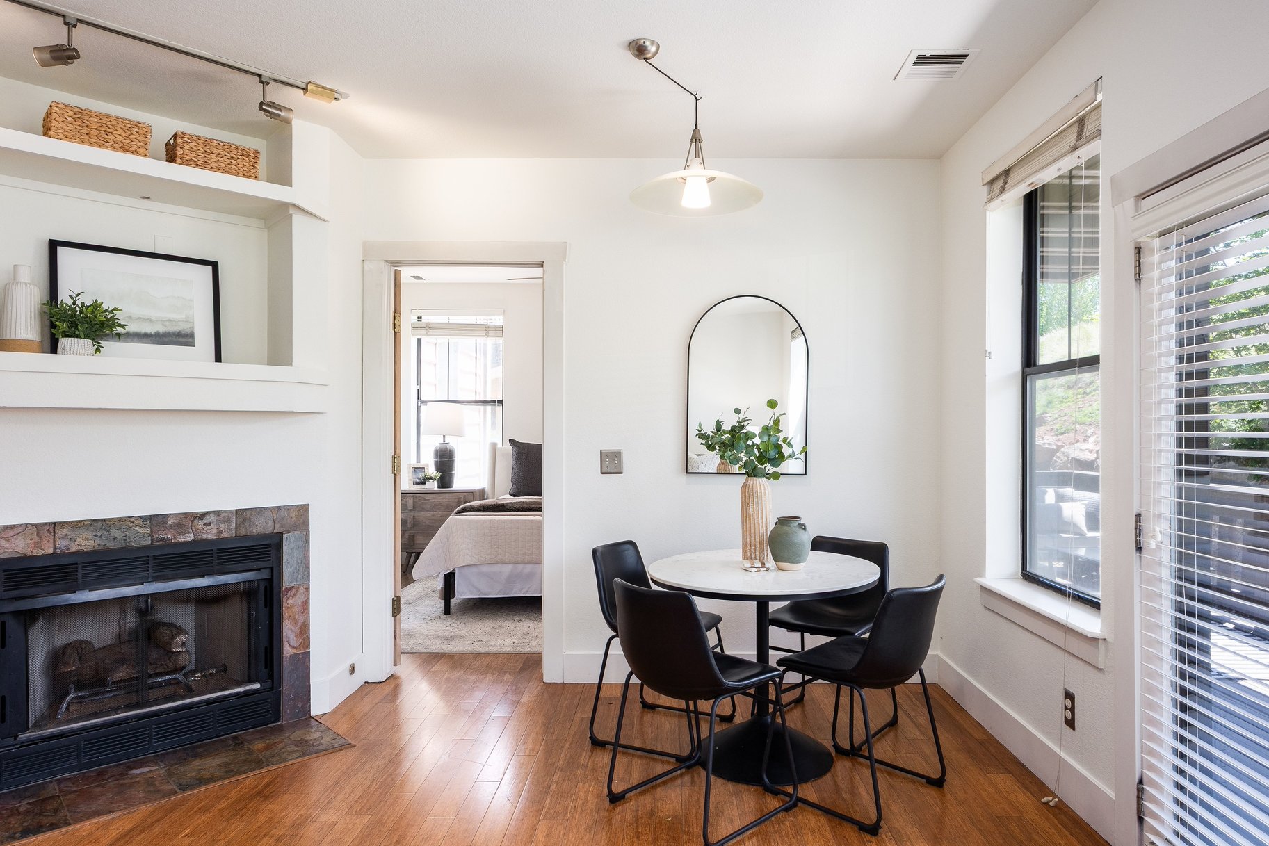  Light Filled Open Floor Plan with Seamless Access to Outdoor Space - 物件實景