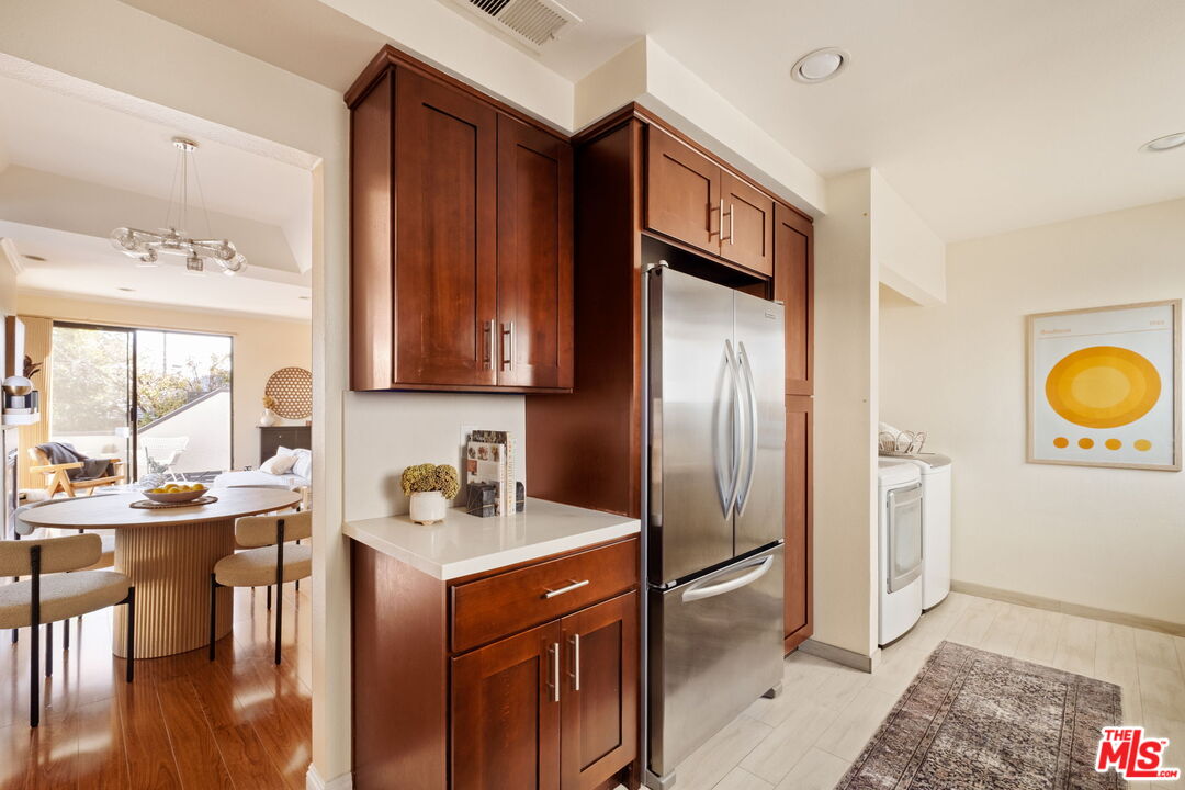 Los Angeles, California, 90034, United States, 2 Bedrooms Bedrooms, ,3 BathroomsBathrooms,Residential,For Sale,1991058