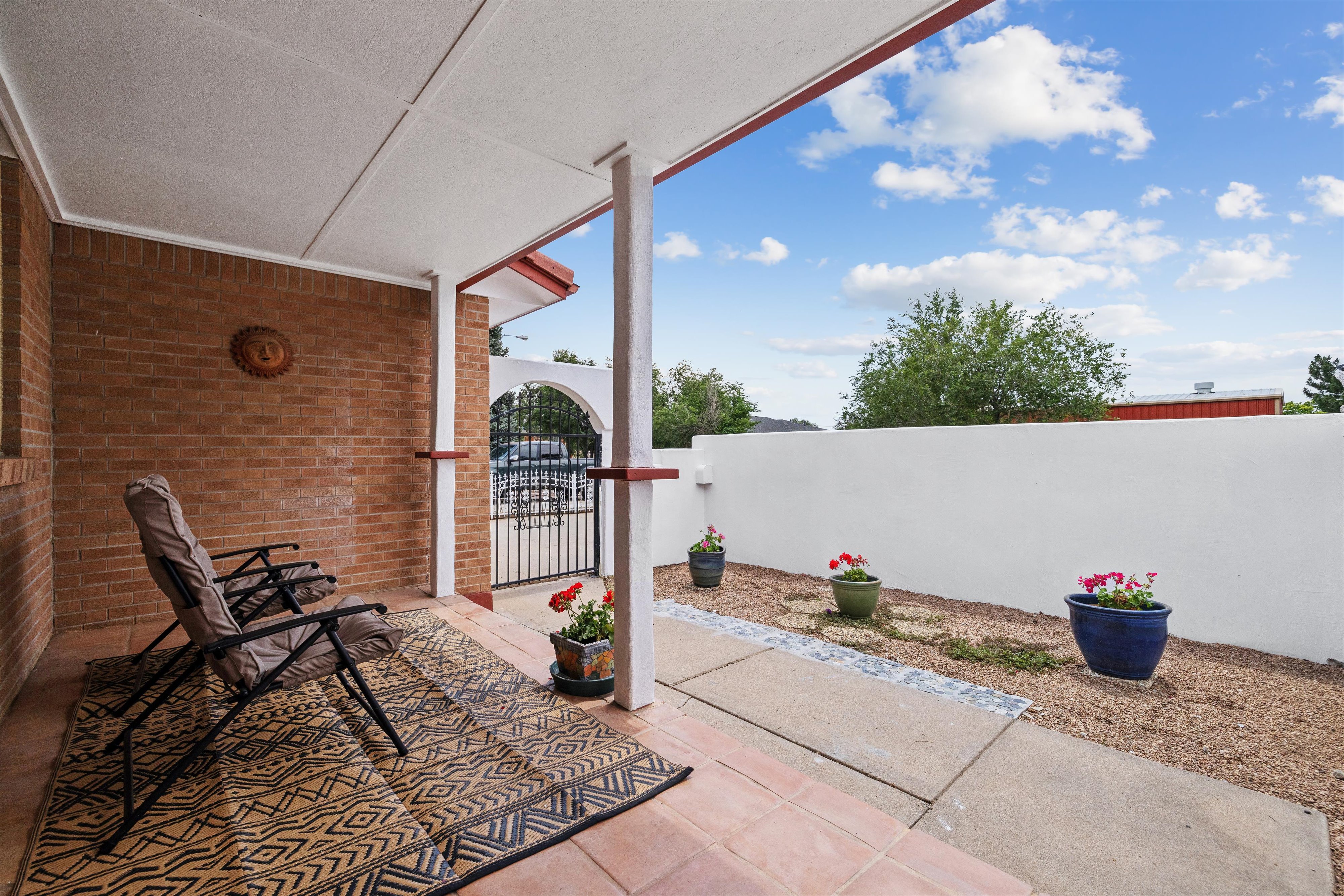  Charming brick ranch; inviting outdoor spaces, thoughtful interior updates - 物件實景