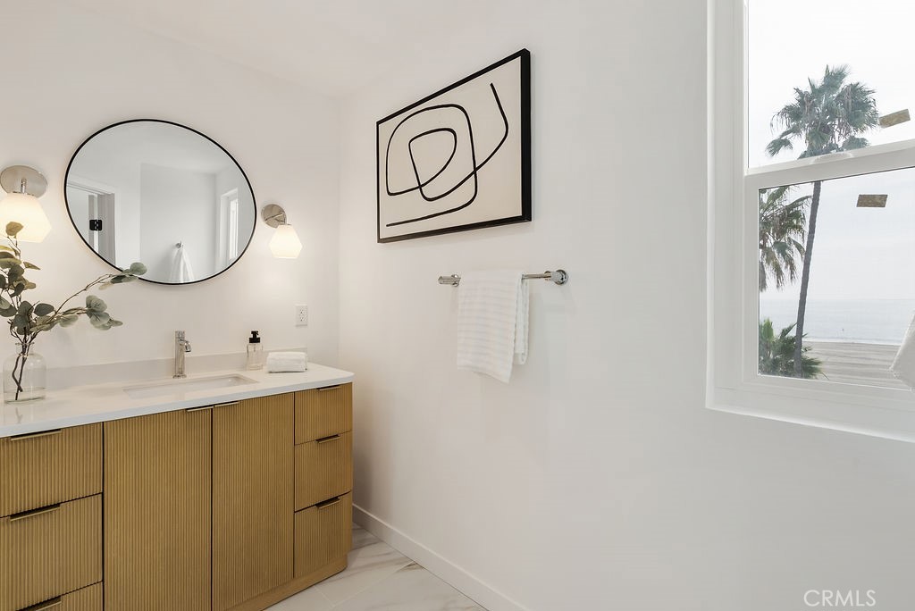 Long Beach, California, 90802, United States, 2 Bedrooms Bedrooms, ,2 BathroomsBathrooms,Residential,For Sale,1994707