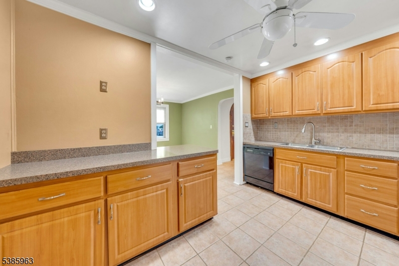 Livingston Twp., New Jersey, 07039, United States, 2 Bedrooms Bedrooms, ,2 BathroomsBathrooms,Residential,For Sale,1951171