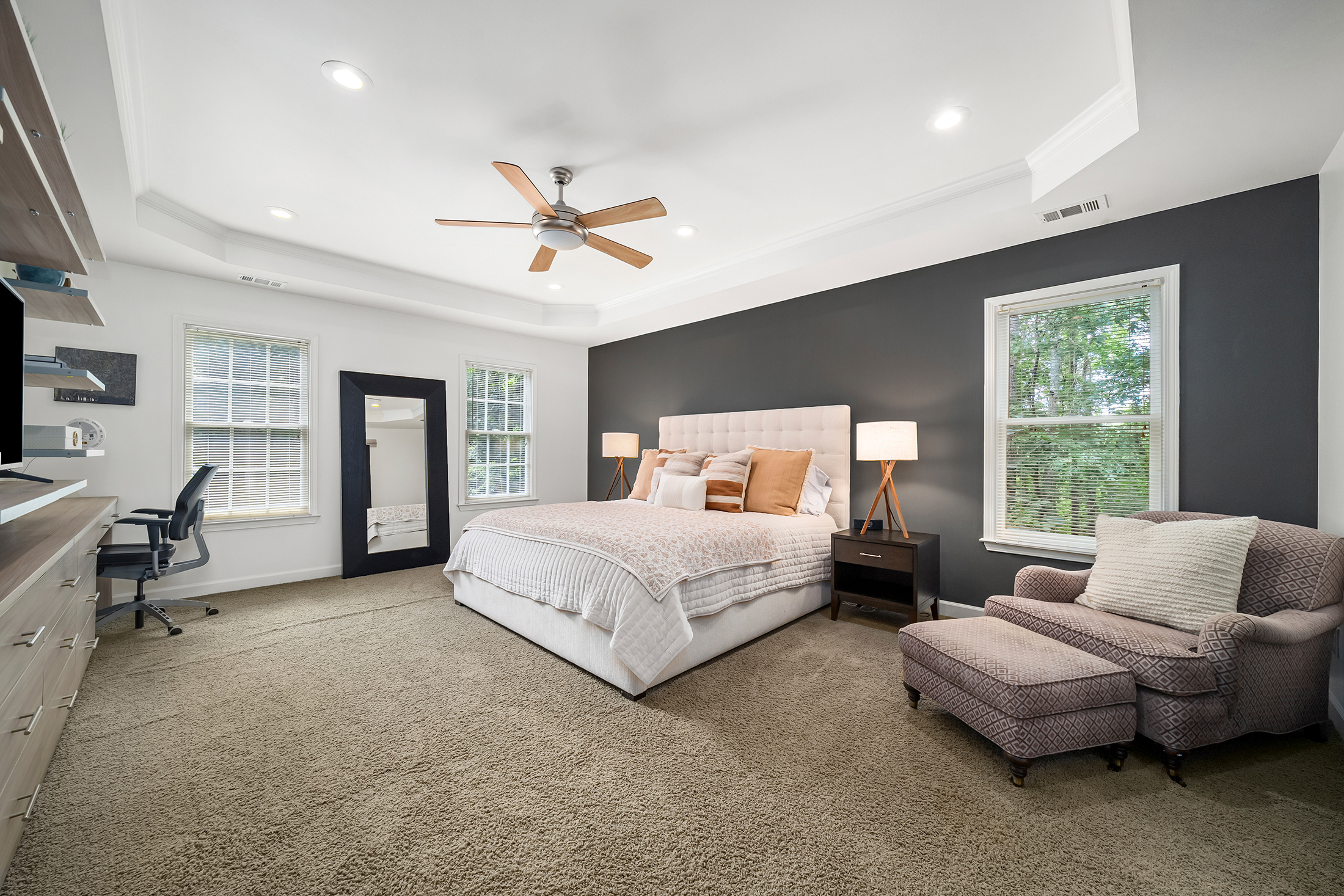  Home Offers a Serene, Wooded Escape Without Giving Up an Inch of Convenience - 物件實景