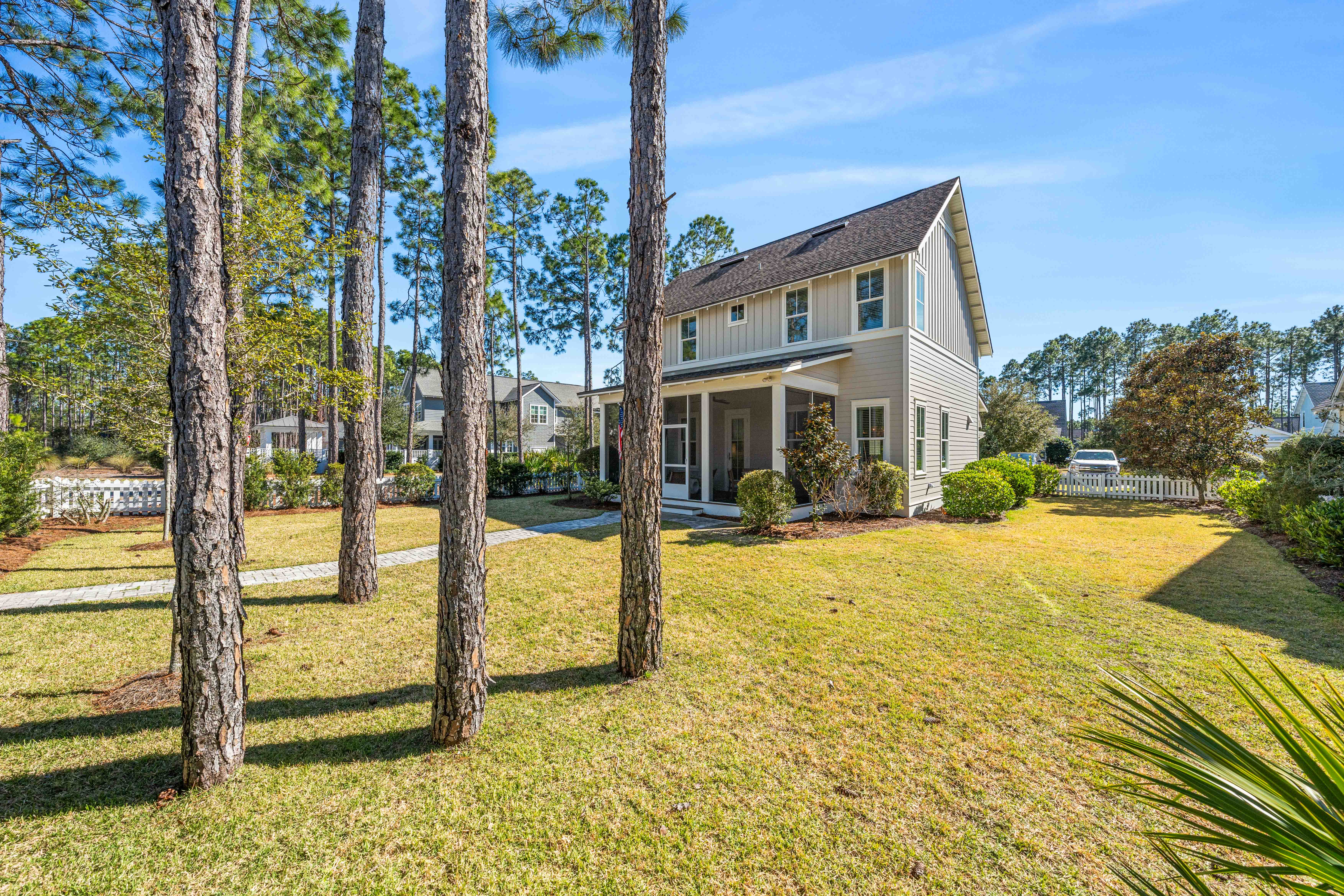  Oversized Corner Lot Home with Carriage House, Screened Porch & Fenced Yard - 物件實景