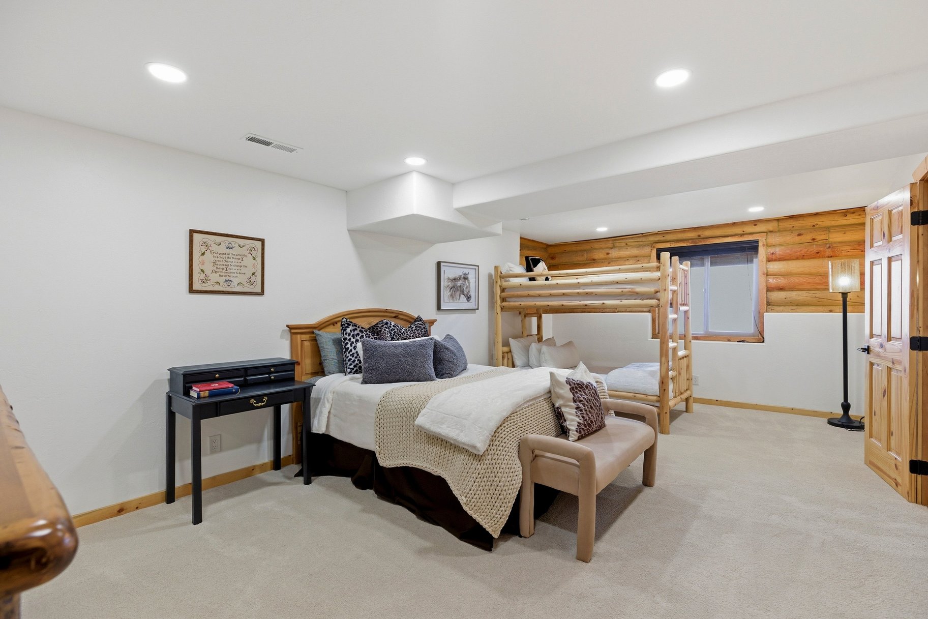  Renovated Log Cabin in Cedar Highlands with Wraparound Deck & Mountain Views - 物件實景