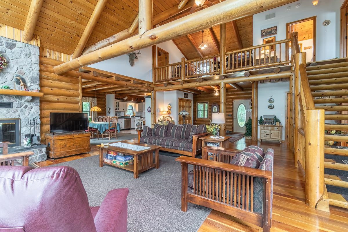 Angola, Indiana, 46703, United States, 5 Bedrooms Bedrooms, ,4 BathroomsBathrooms,Residential,For Sale,1942328