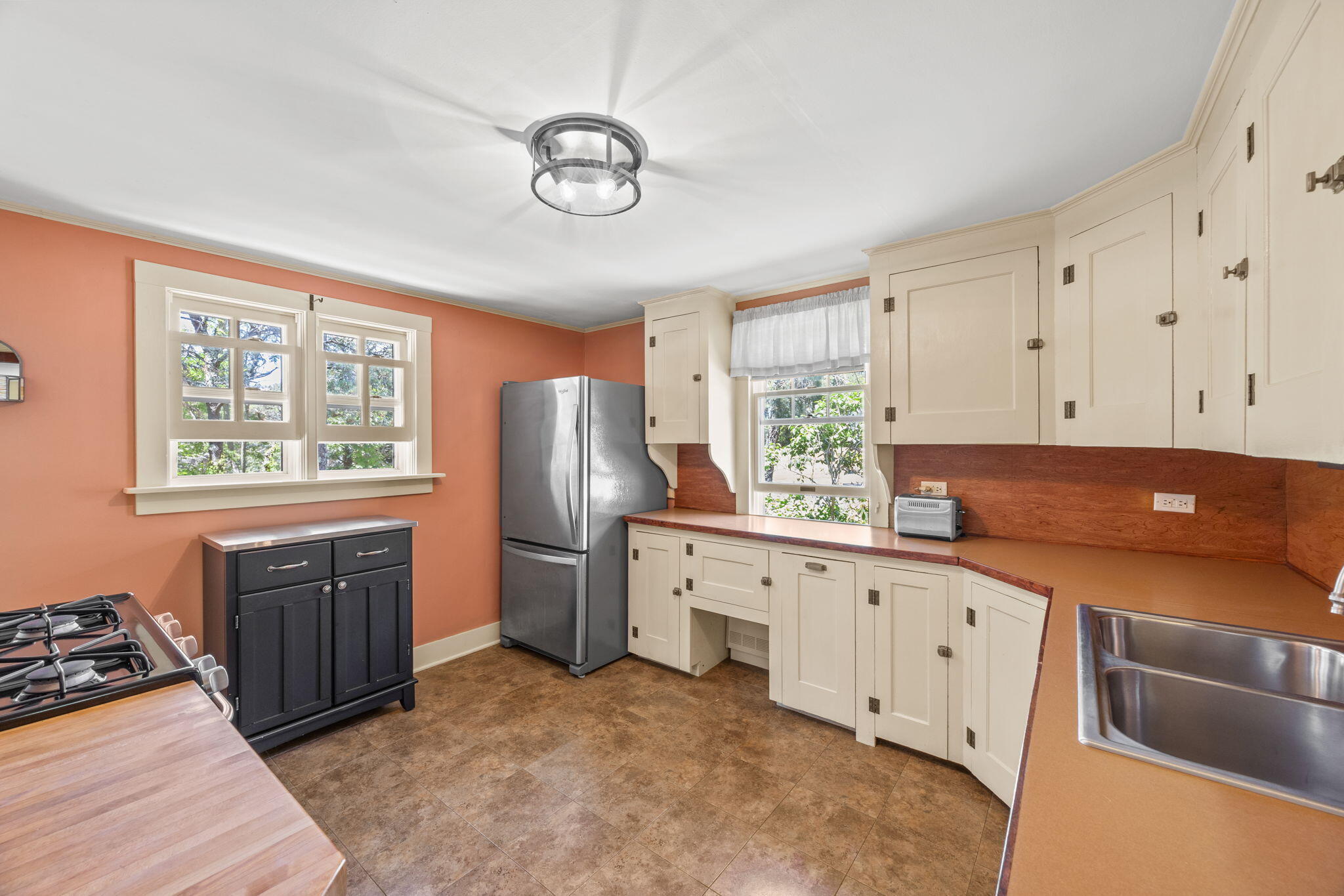  Move-In Ready Comfort on a Beautifully Wooded Acre-Plus Setting - 物件實景