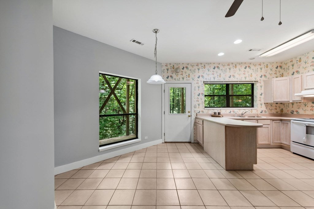 Ellijay, Georgia, 30540, United States, 5 Bedrooms Bedrooms, ,5 BathroomsBathrooms,Residential,For Sale,1868155