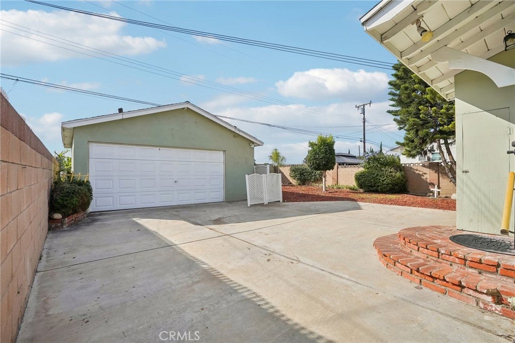 Lakewood, California, 90715, United States, 3 Bedrooms Bedrooms, ,1 BathroomBathrooms,Residential,For Sale,1988216