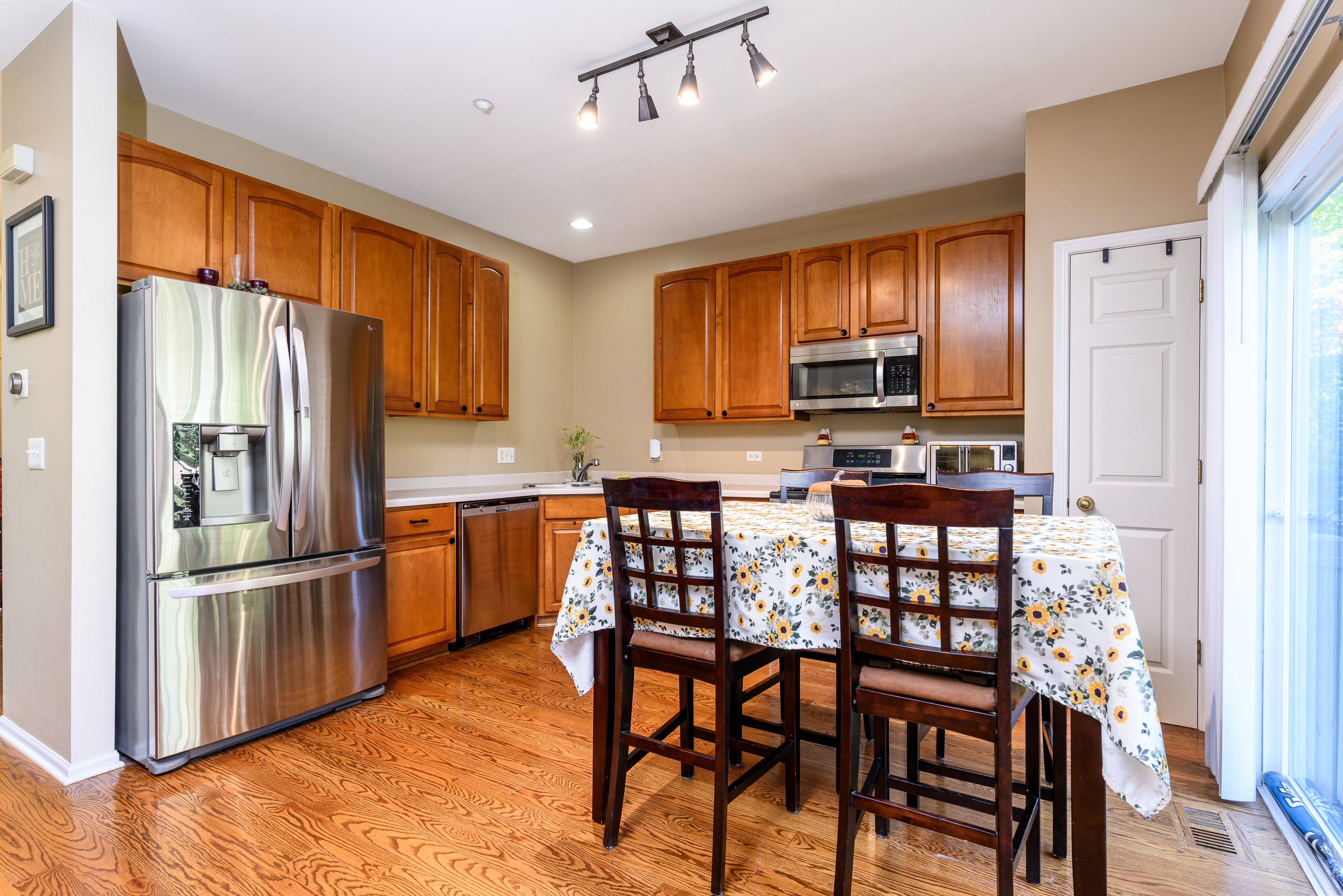  Bright and Spacious Corner Home with Fully Finished Basement - 物件實景