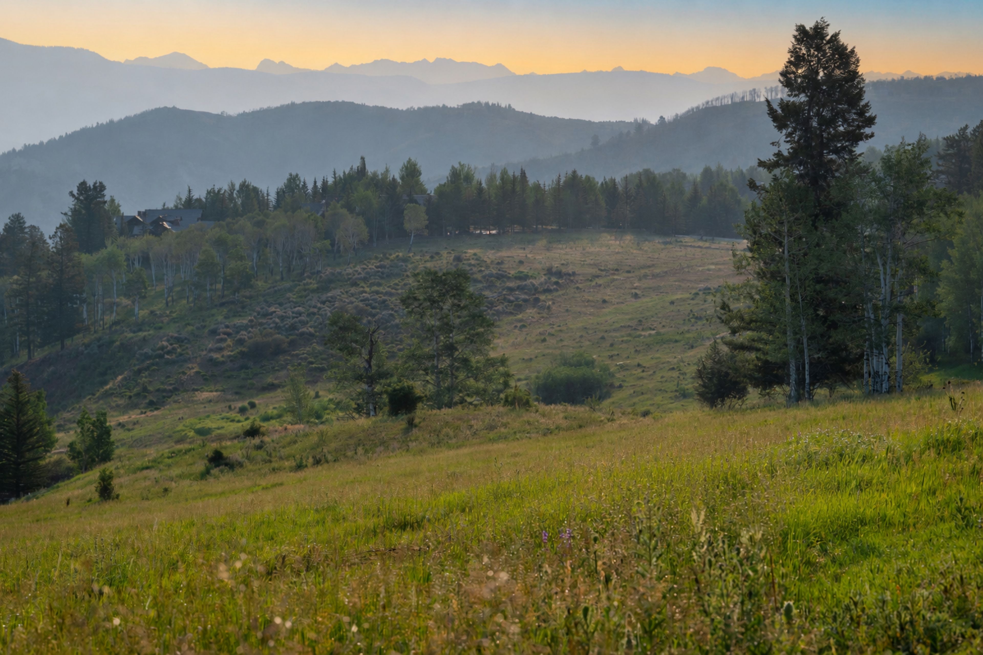  Expansive Vistas Overlooking the Golf Course and Up Towards the Gore Range - 物件實景