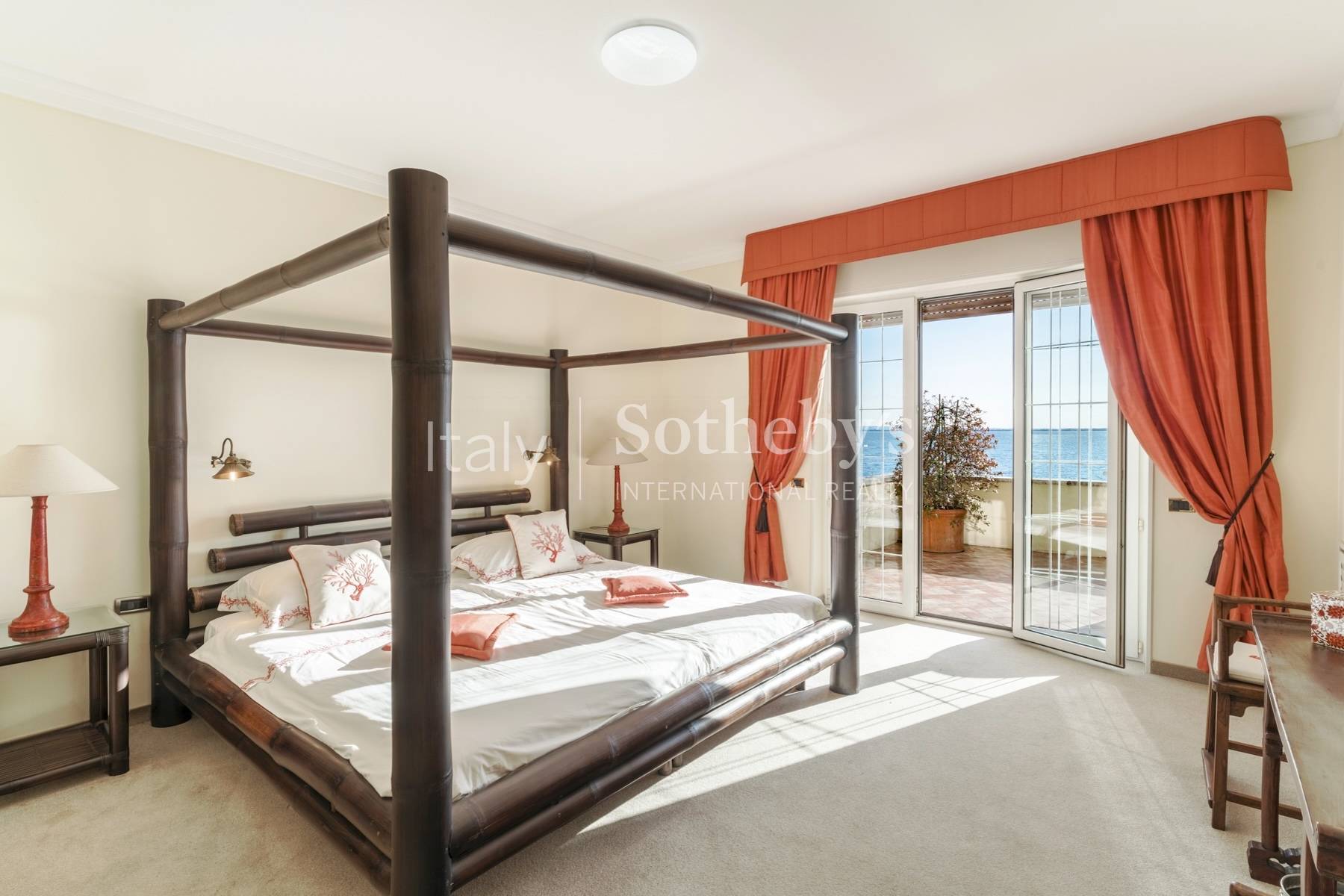  Prestigious lakefront estate with private boathouse and dock - 物件實景